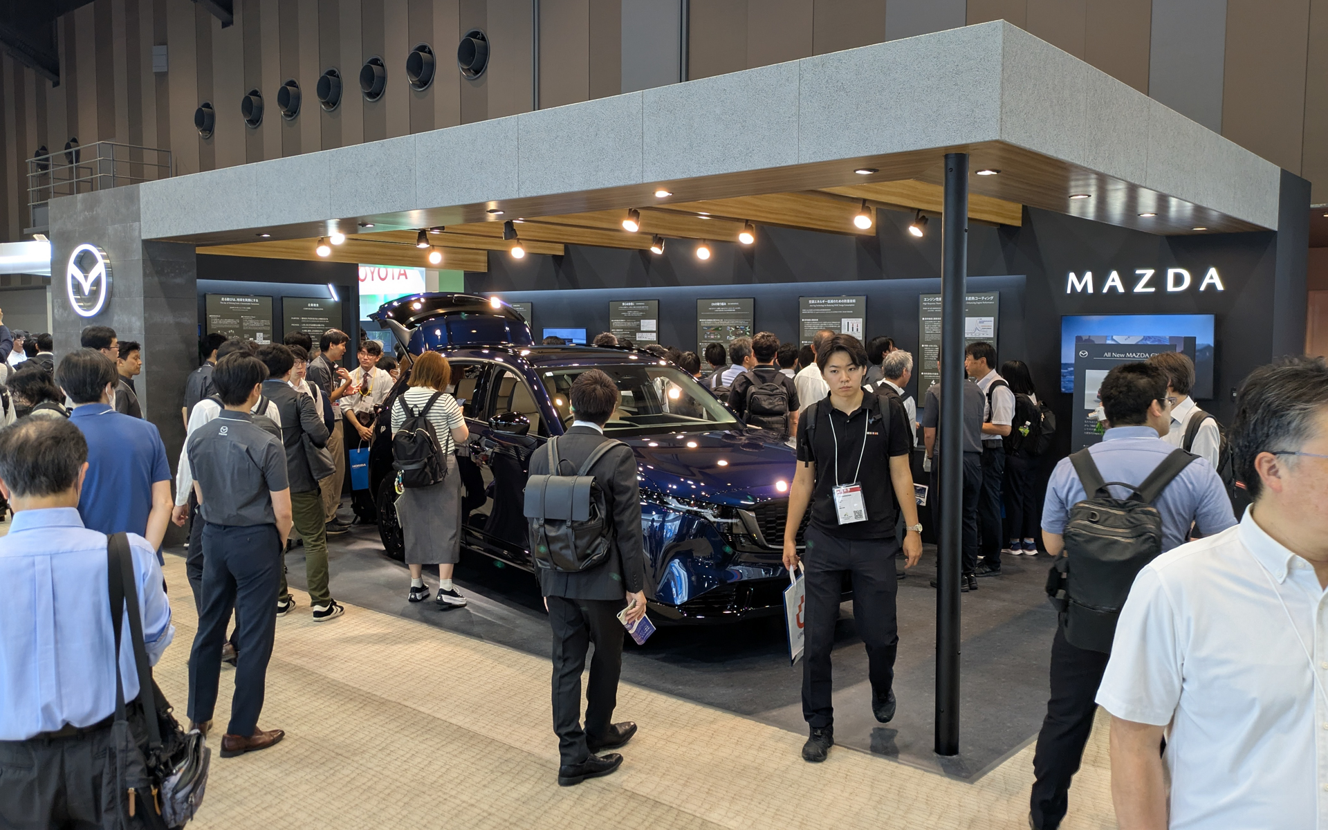 マツダブースはノース会場N27。新型「CX-5」の展示も行なっていて、乗り込みも可能