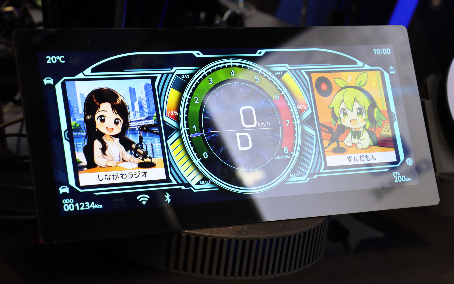 AI DJたちは車内（仮想）にあるディスプレイを自在に移動しながらトークを続けていく