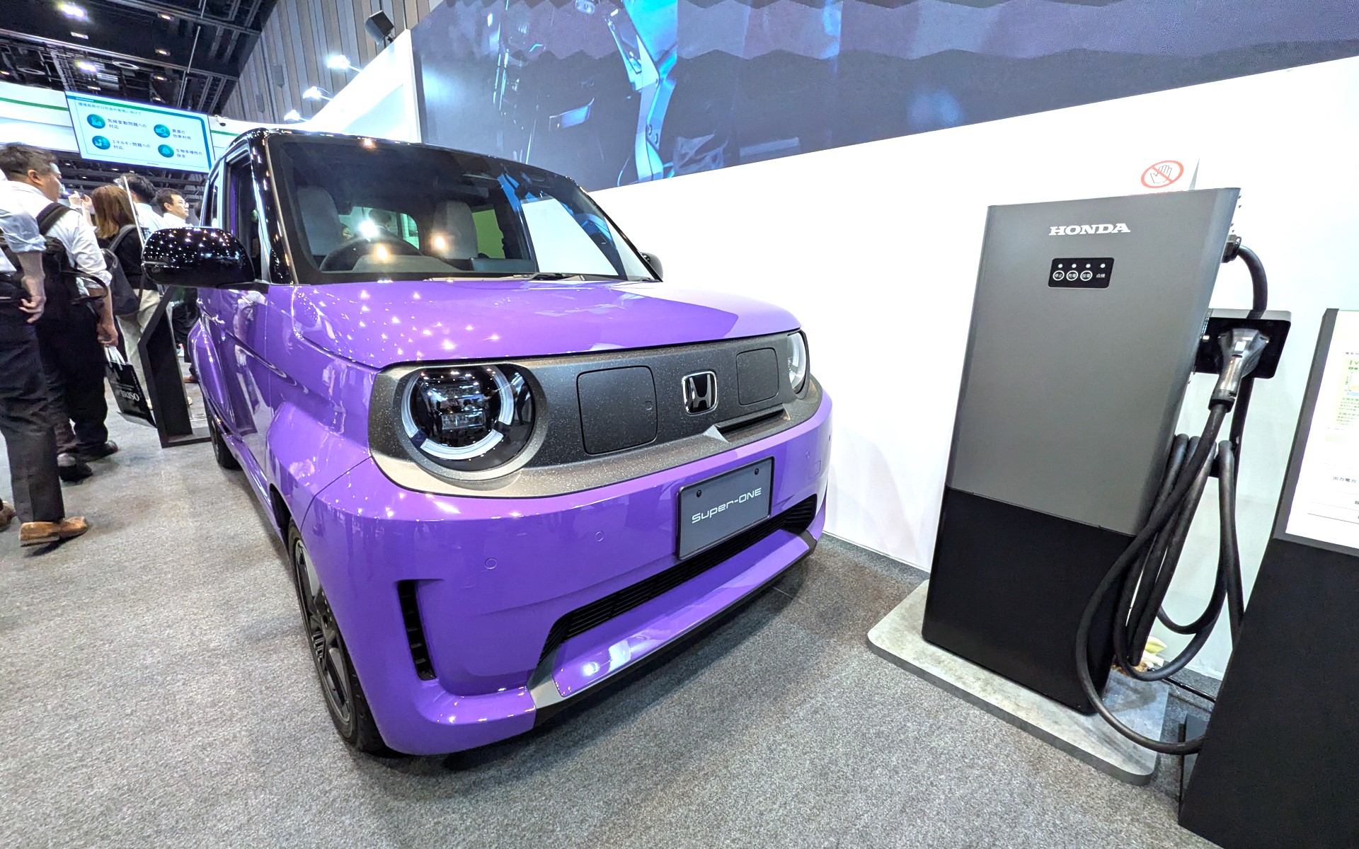 5月22日に発売した小型BEVスーパーワンと、6月下旬発売のホンダ V2H スタンド