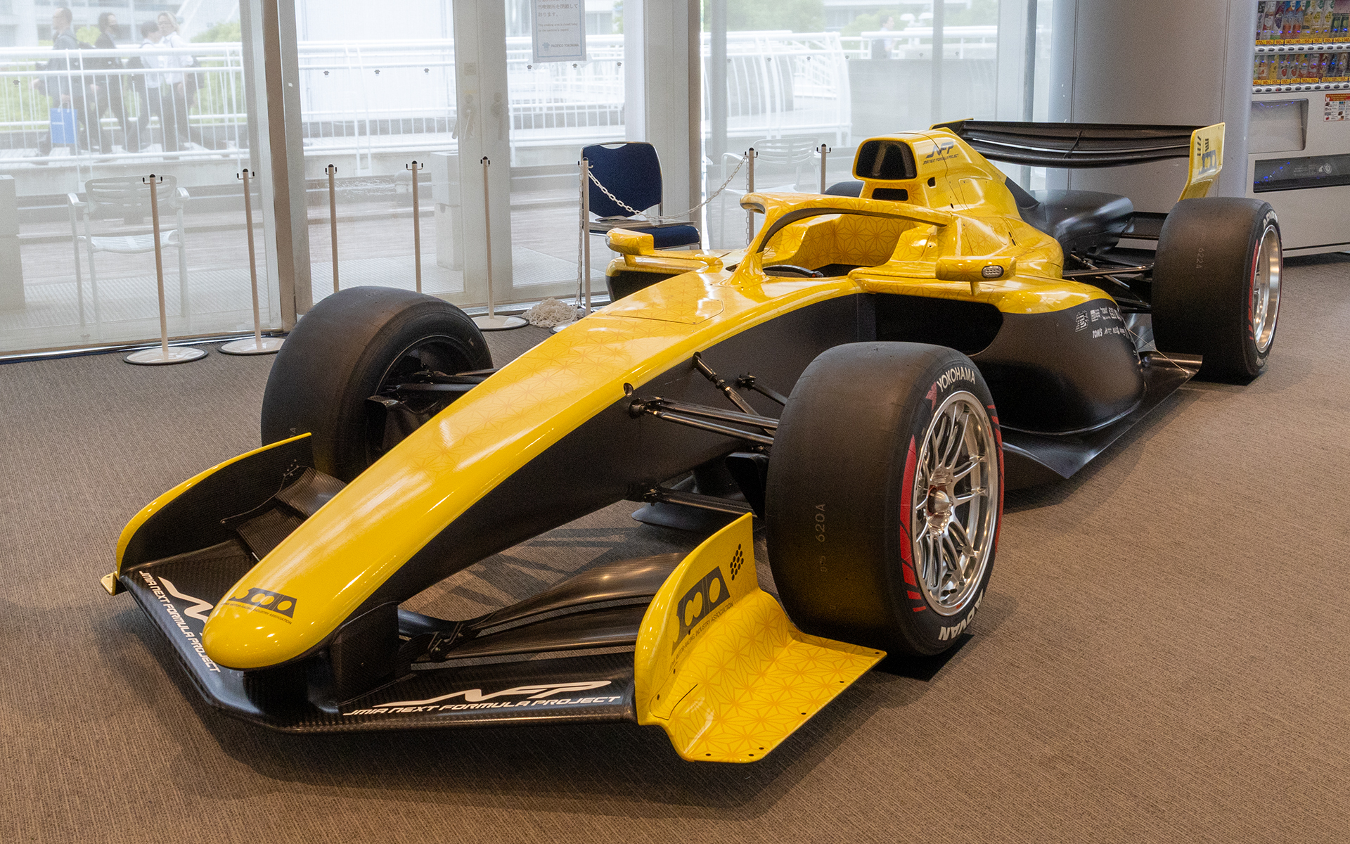 日本自動車レース工業会の「JMIA NEXT FORMULA PROJECT」国産フォーミュラカー。ブースが並ぶ会場とは別に、技術講演が行なわれる会場フロアに展示された
