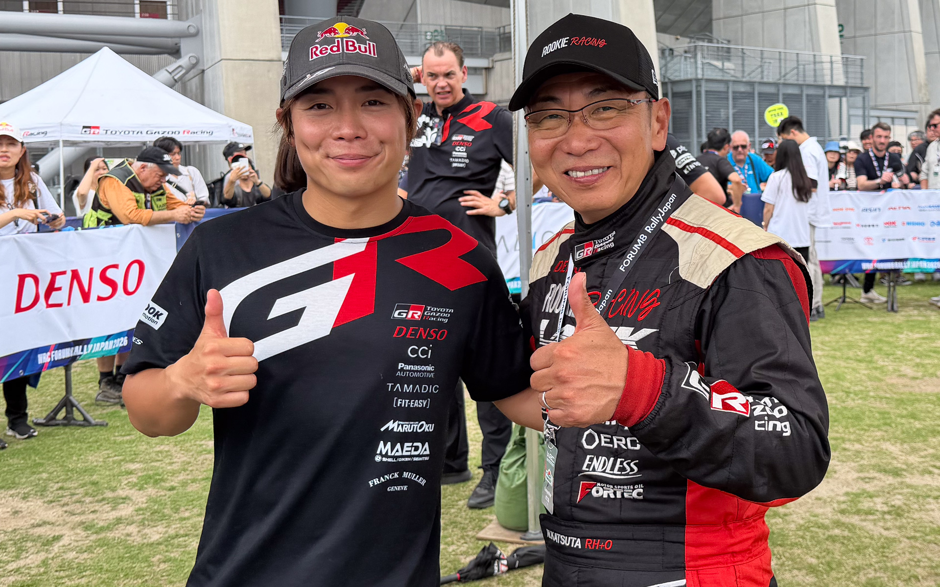 豊田スタジアム前でメディアインタビューに応える勝田貴元選手（左）と勝田範彦選手（右）