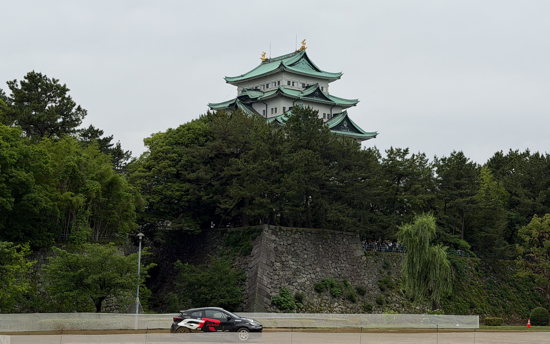 2026年の新しい試みとして名古屋城前でのデモランを実施。ドライブするのはトヨタの豊岡氏