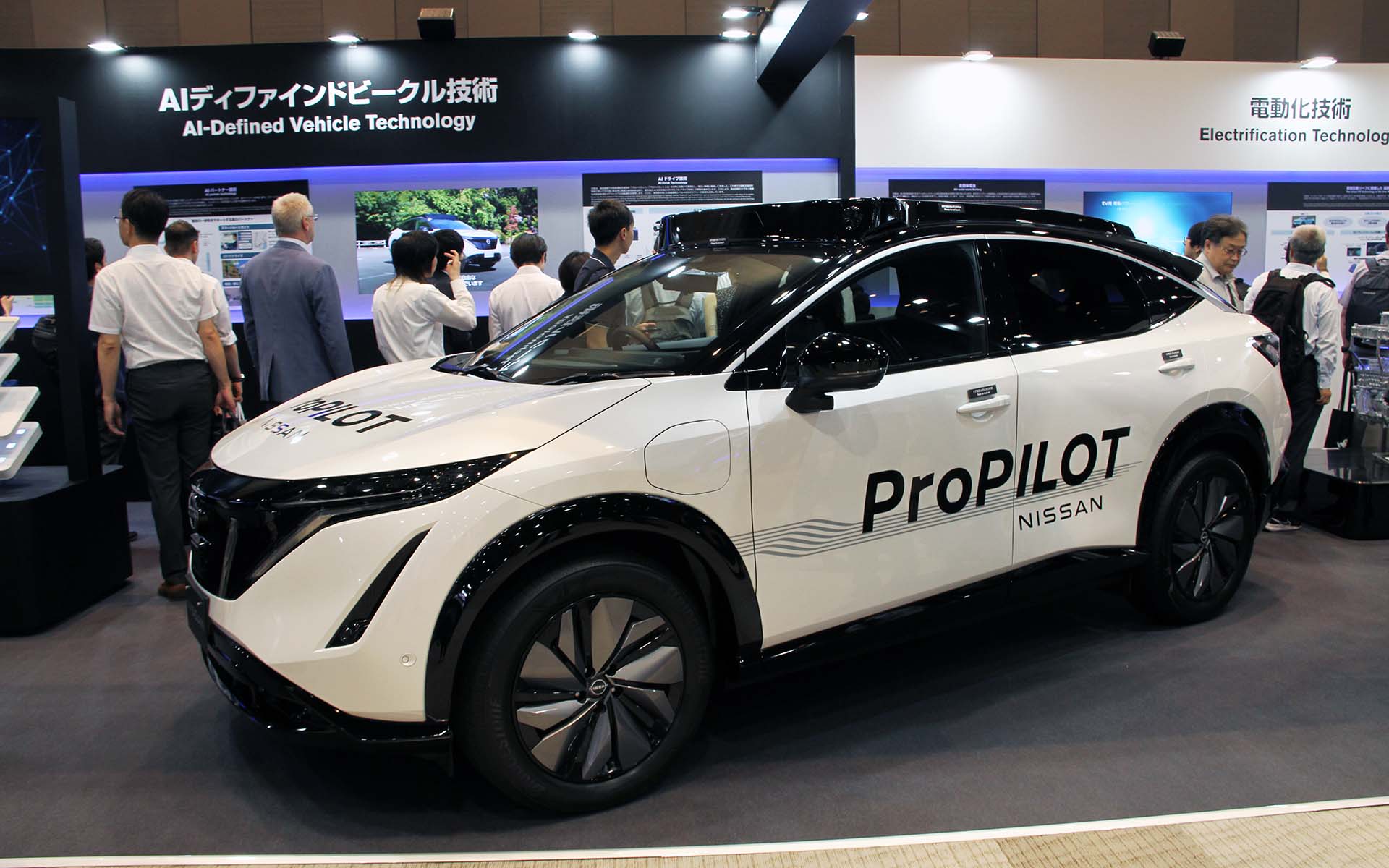 日産ブースの中央に展示される「次世代ProPILOT（プロパイロット）」開発試作車