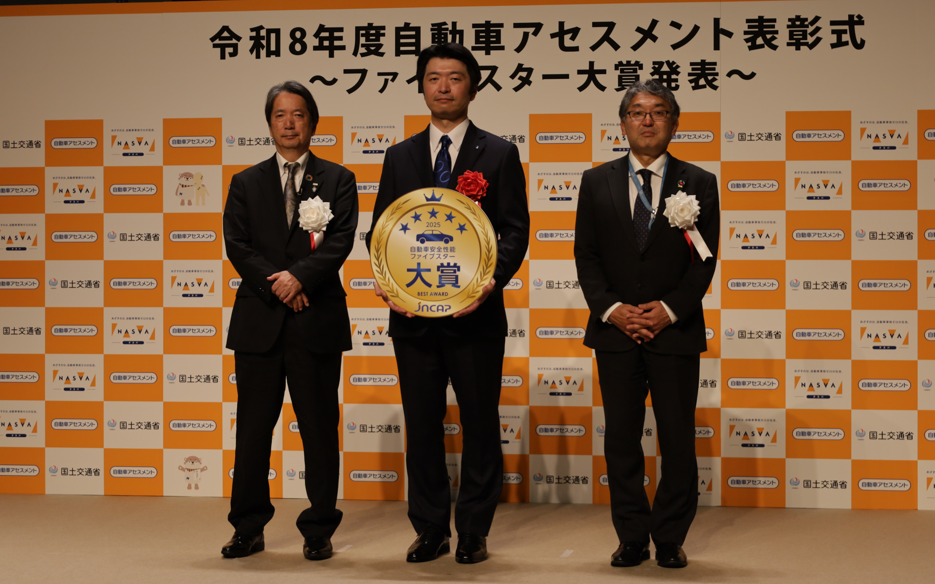 フォトセッション：写真左から、独立行政法人自動車事故対策機構 理事長 中村晃一郎氏、株式会社スバル 商品革新本部 プロジェクトゼネラルマネージャー 藤居拓也氏、国土交通省 物流・自動車局 次長 猪股博之氏