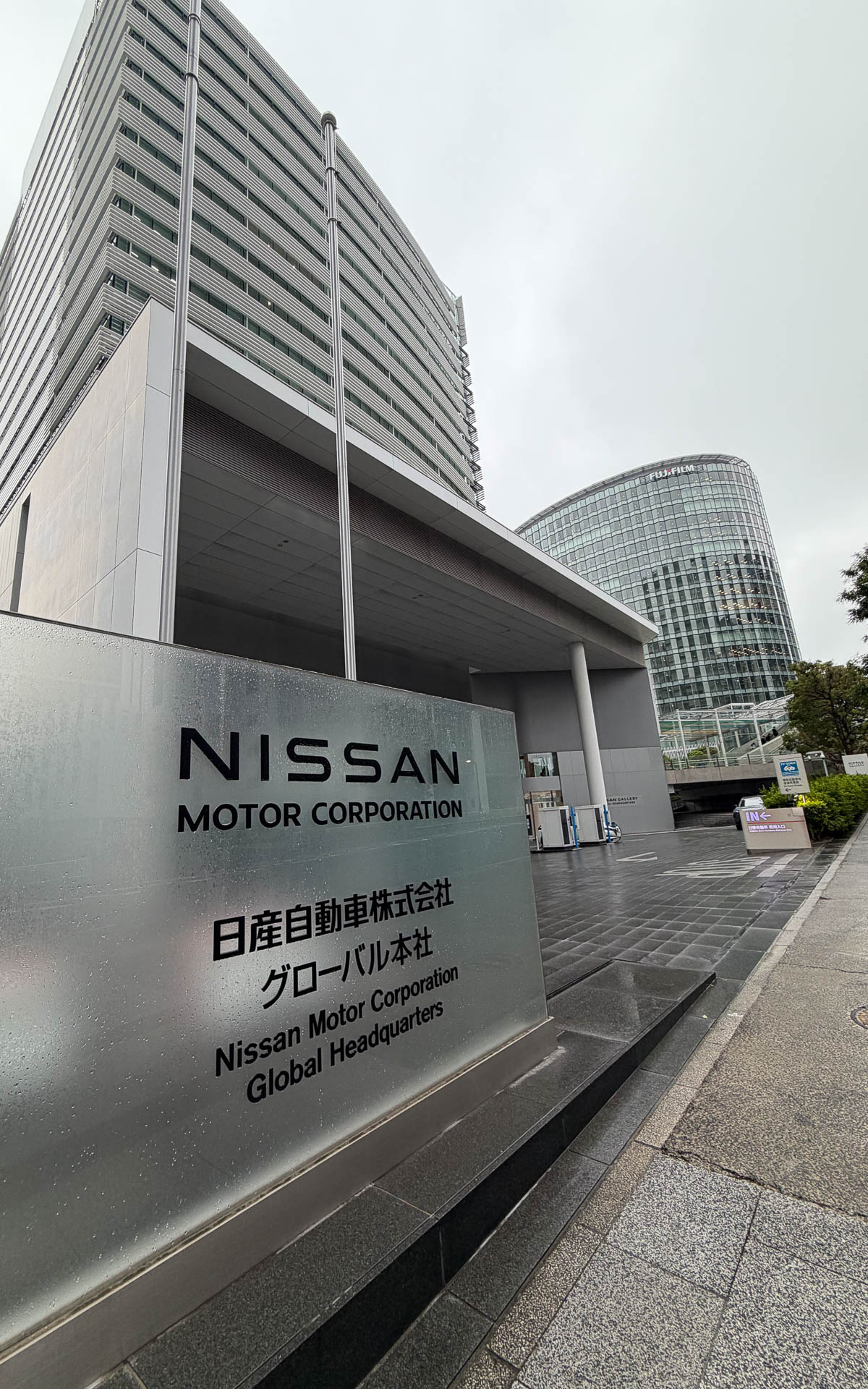 横浜にある環境を大切にした日産本社