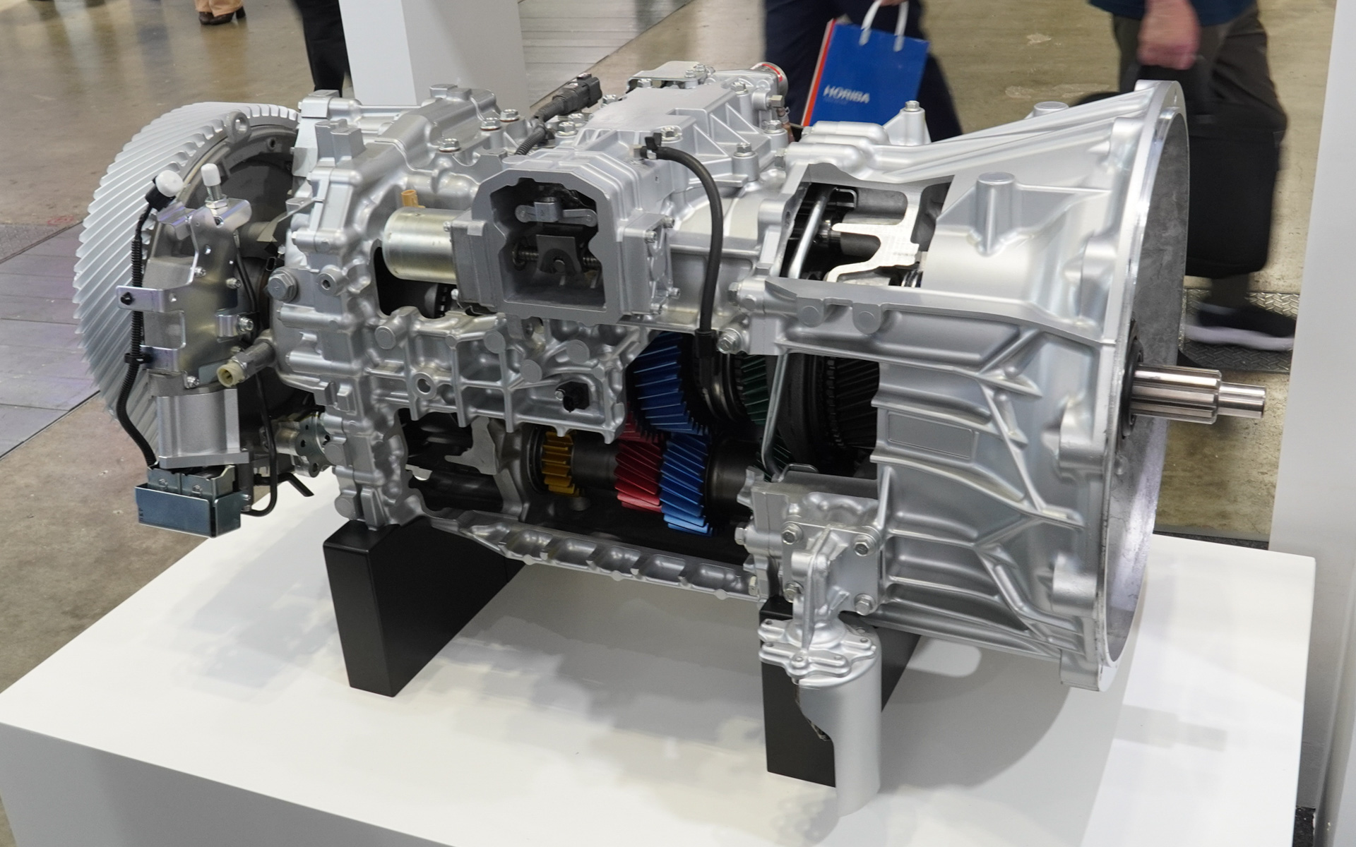 大型トラック用の新しい12速トランスミッション「M112」。開発にはHINO-CONNECTのデータを活用した