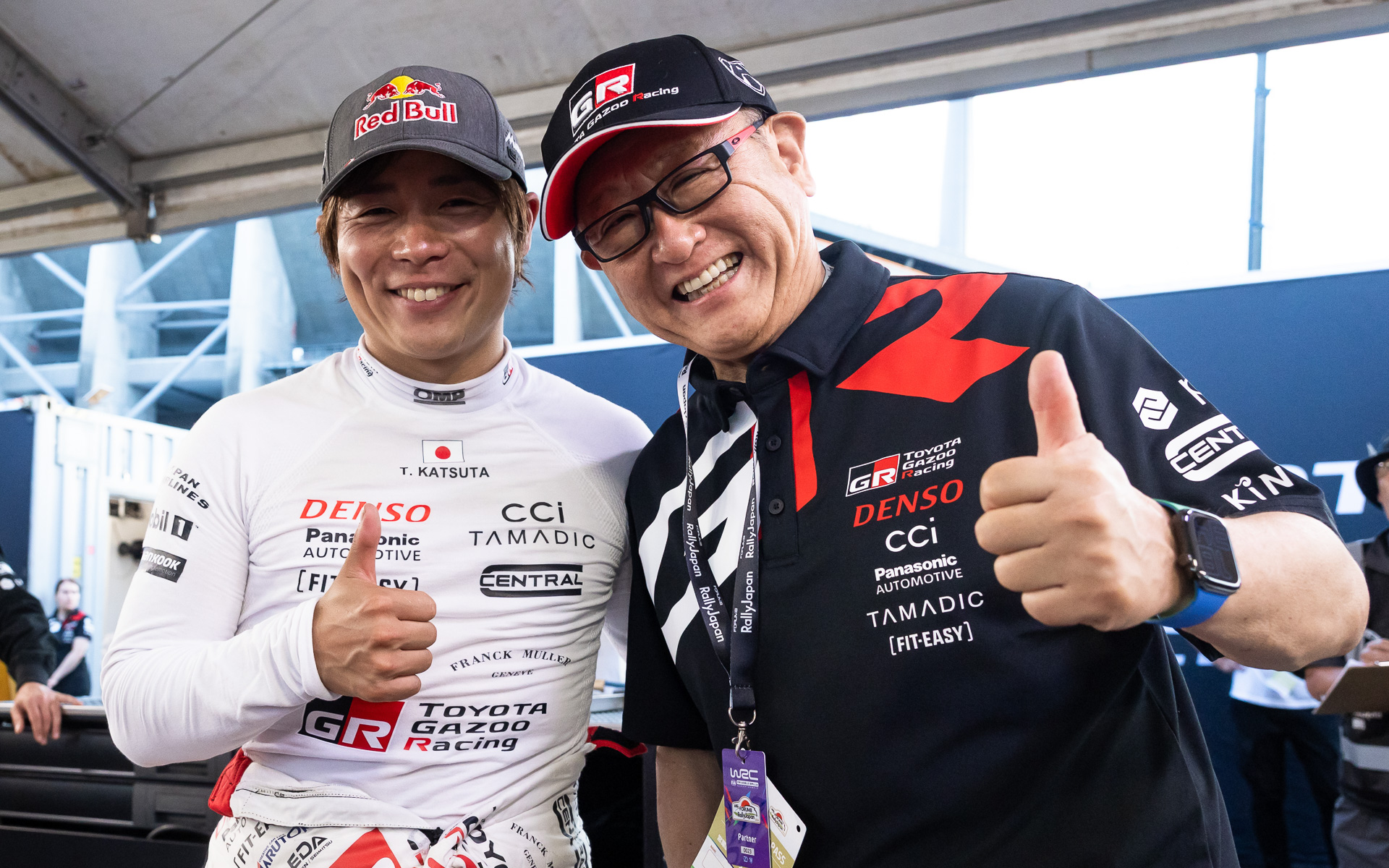 第7戦ラリージャパンでチームを激励に訪れた豊田章男会長（右）。WRC優勝を実現した勝田貴元選手（左）とともに
