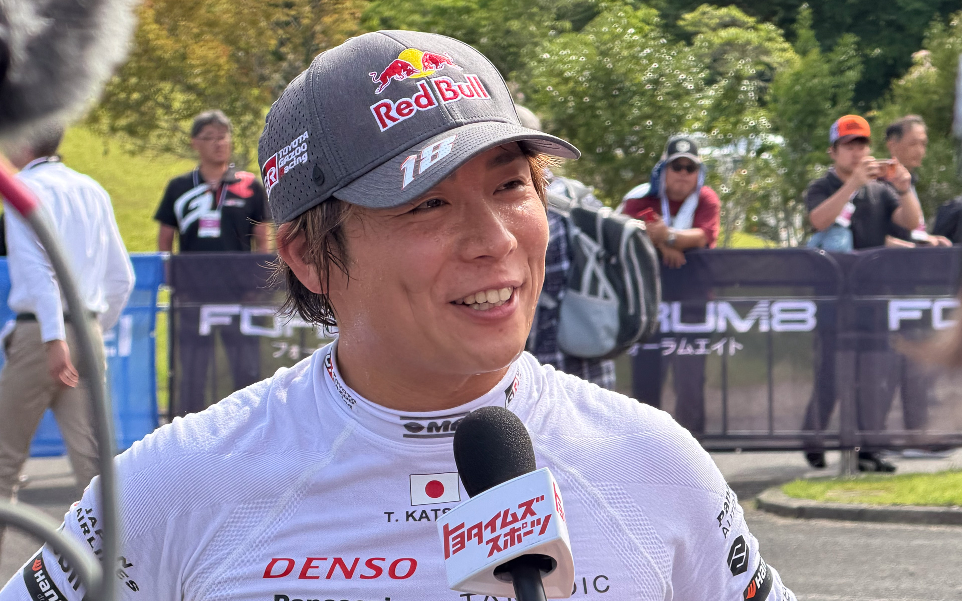 ゴール後、映像メディアのインタビューに答える勝田貴元選手。ラリージャパンで4位に入賞した