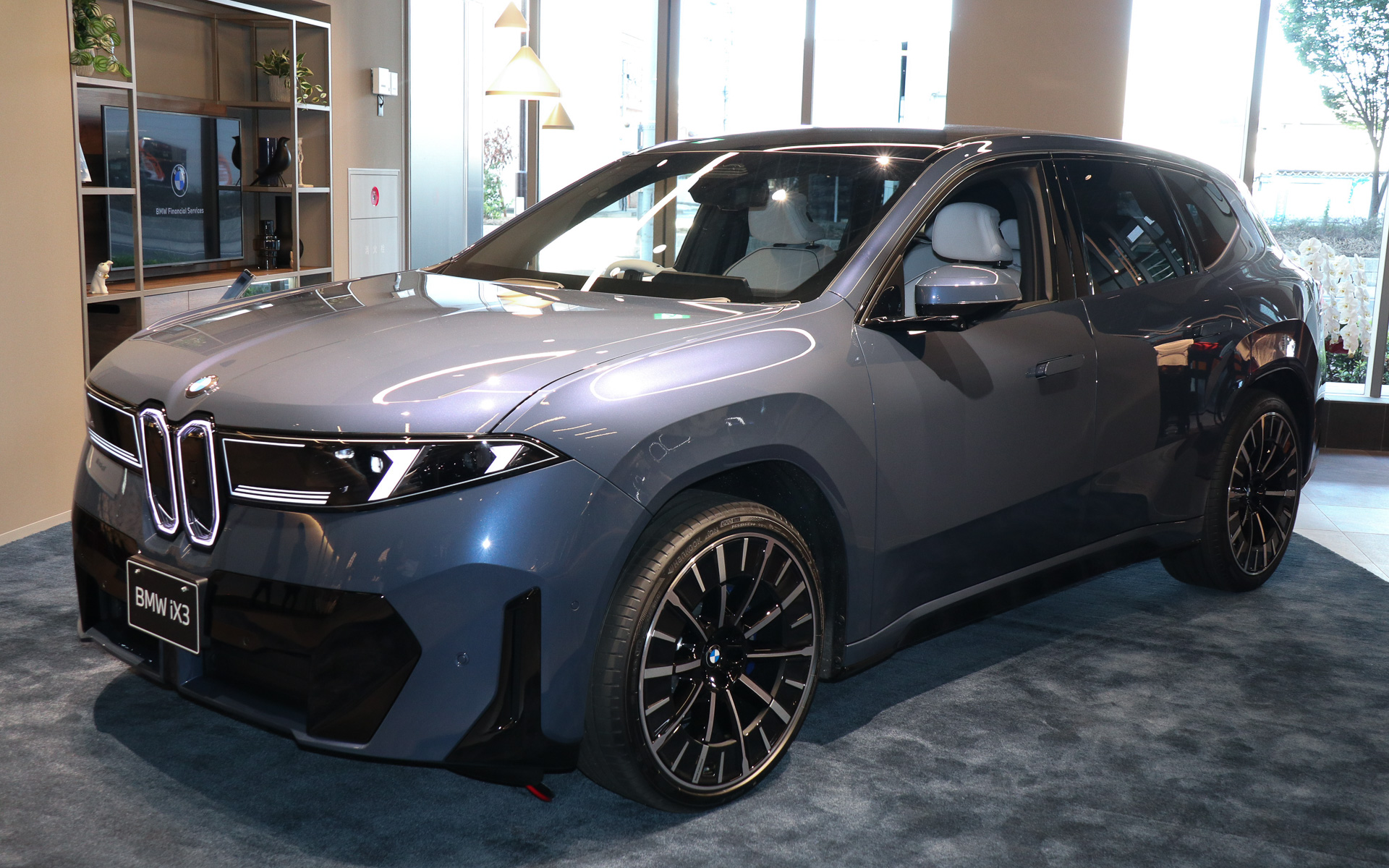 「名古屋瑞穂BMW」のオープンを記念して特別展示されている新型バッテリEV「iX3」