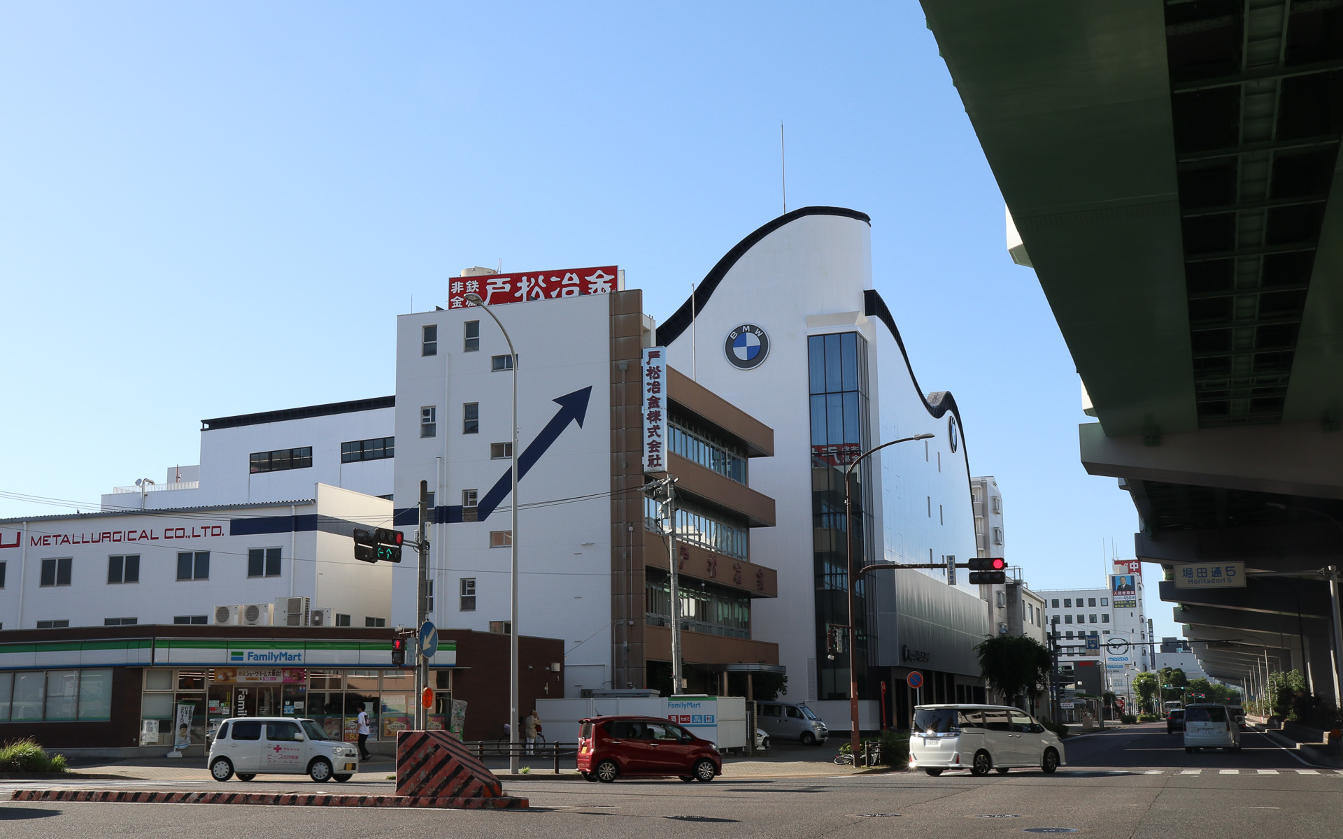 最上階が曲線基調となる特徴的な外観。名古屋高速・3号大高線の出入り口からも近いロケーションとなっている