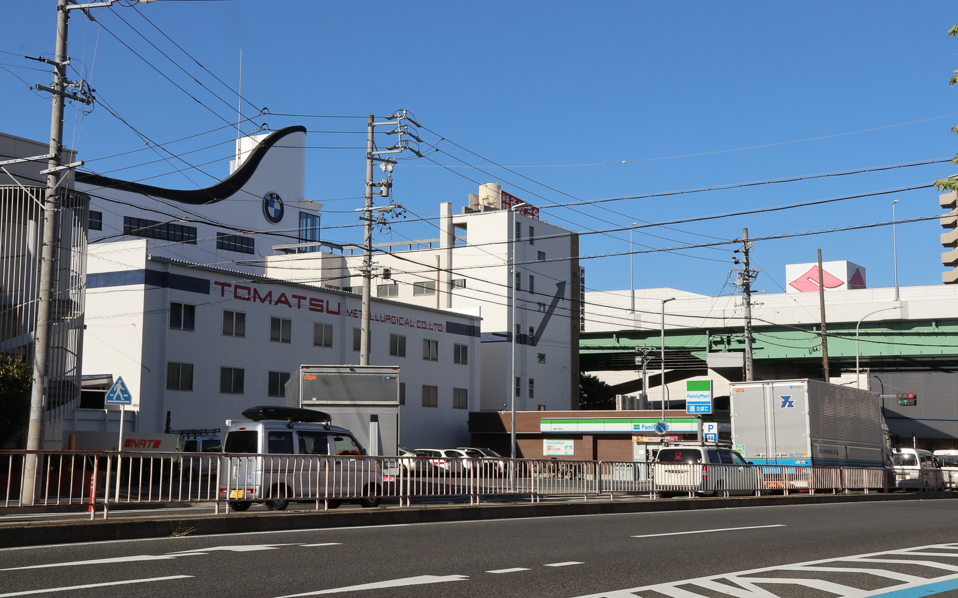 最上階が曲線基調となる特徴的な外観。名古屋高速・3号大高線の出入り口からも近いロケーションとなっている