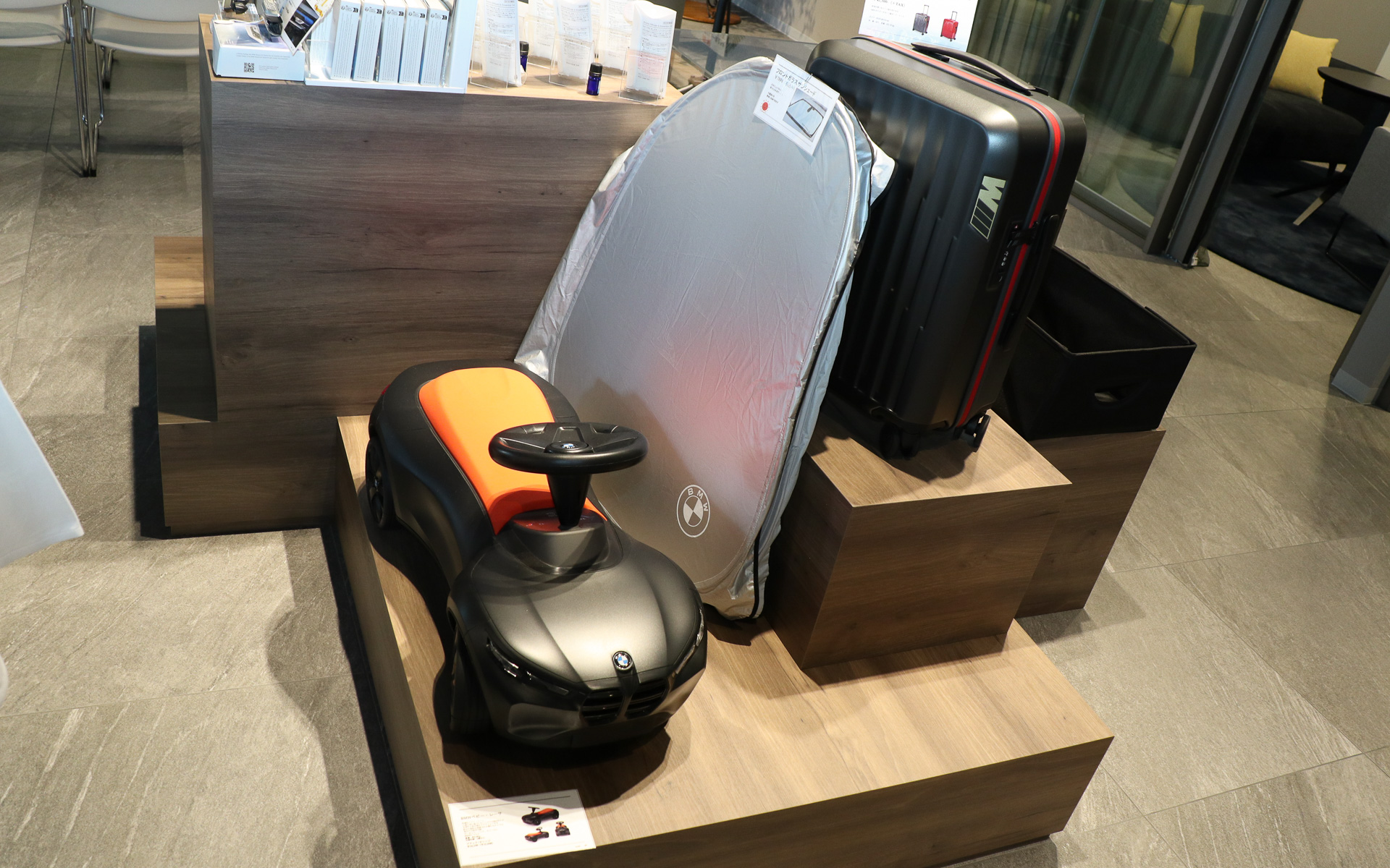 スマートキーカバーやアロマディフューザー、スーツケース、ベビーレーサーなど多彩なアイテムが並ぶ