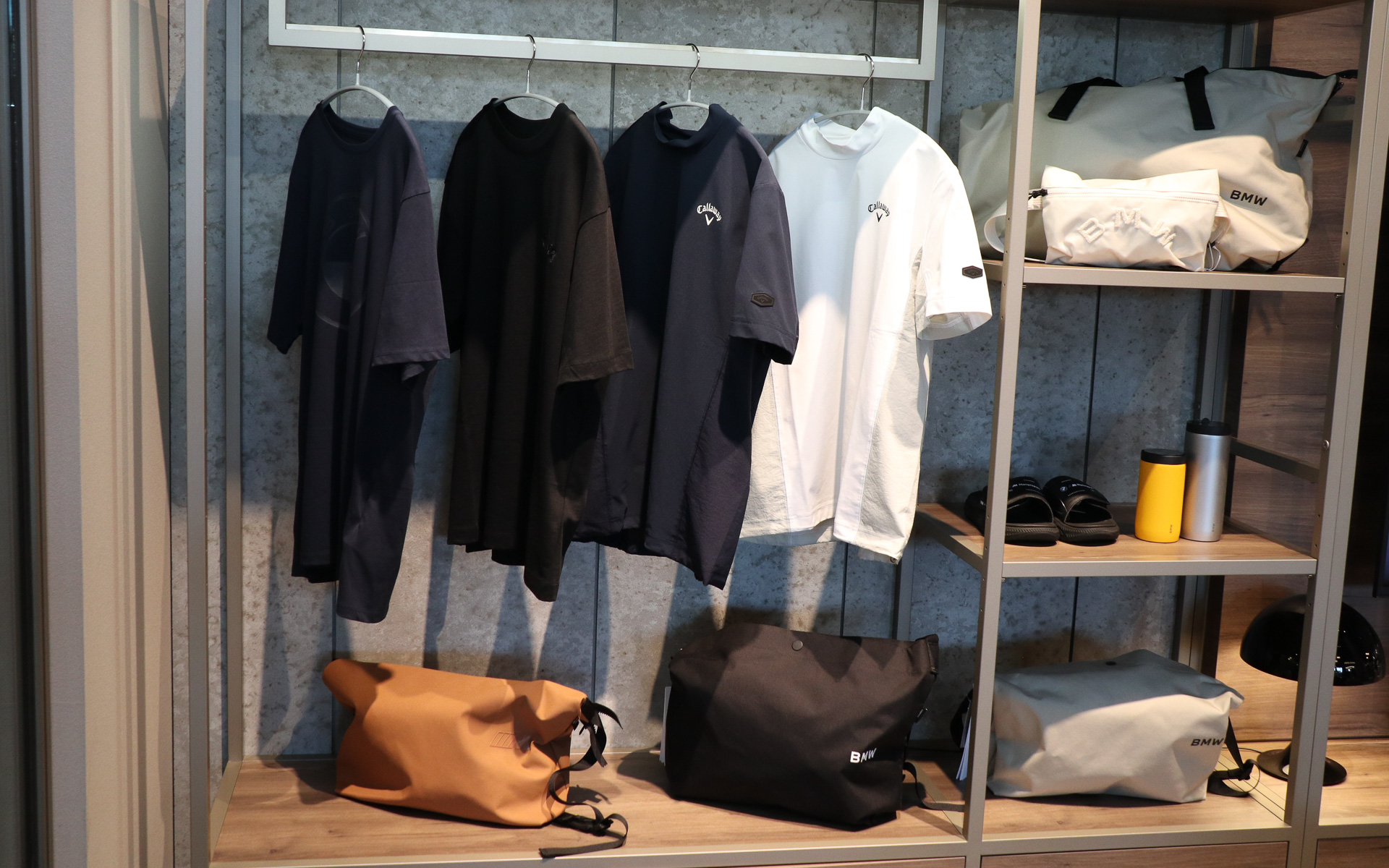 Tシャツやバッグ類などの「BMW LIFESTYLE COLLECTION」製品を展示販売