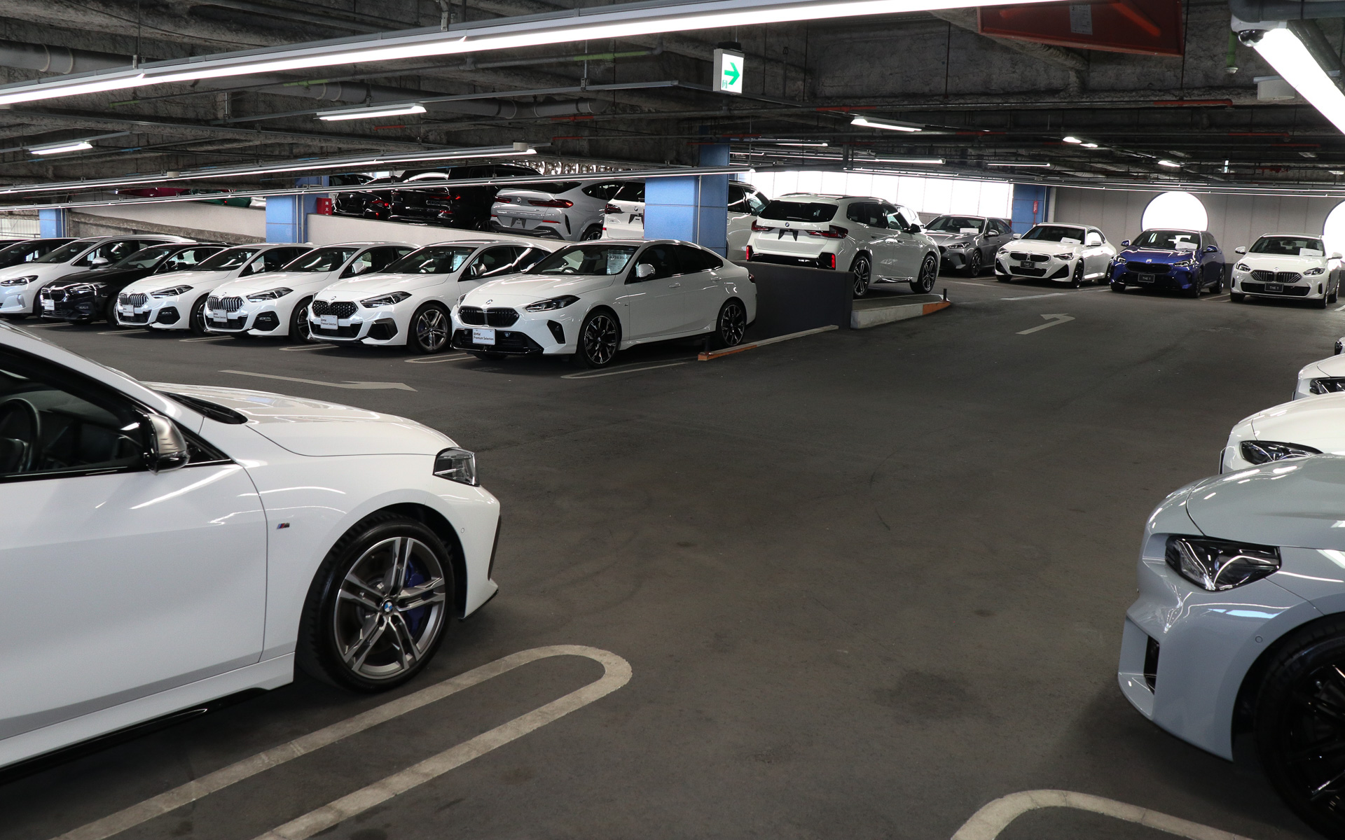 屋内駐車場の3階～5階は最大150台の展示が可能なBMW認定中古車の全天候型屋内展示場となっている。BMWの全ラインアップの新車も常時展示され、見学できるのも大きな特徴