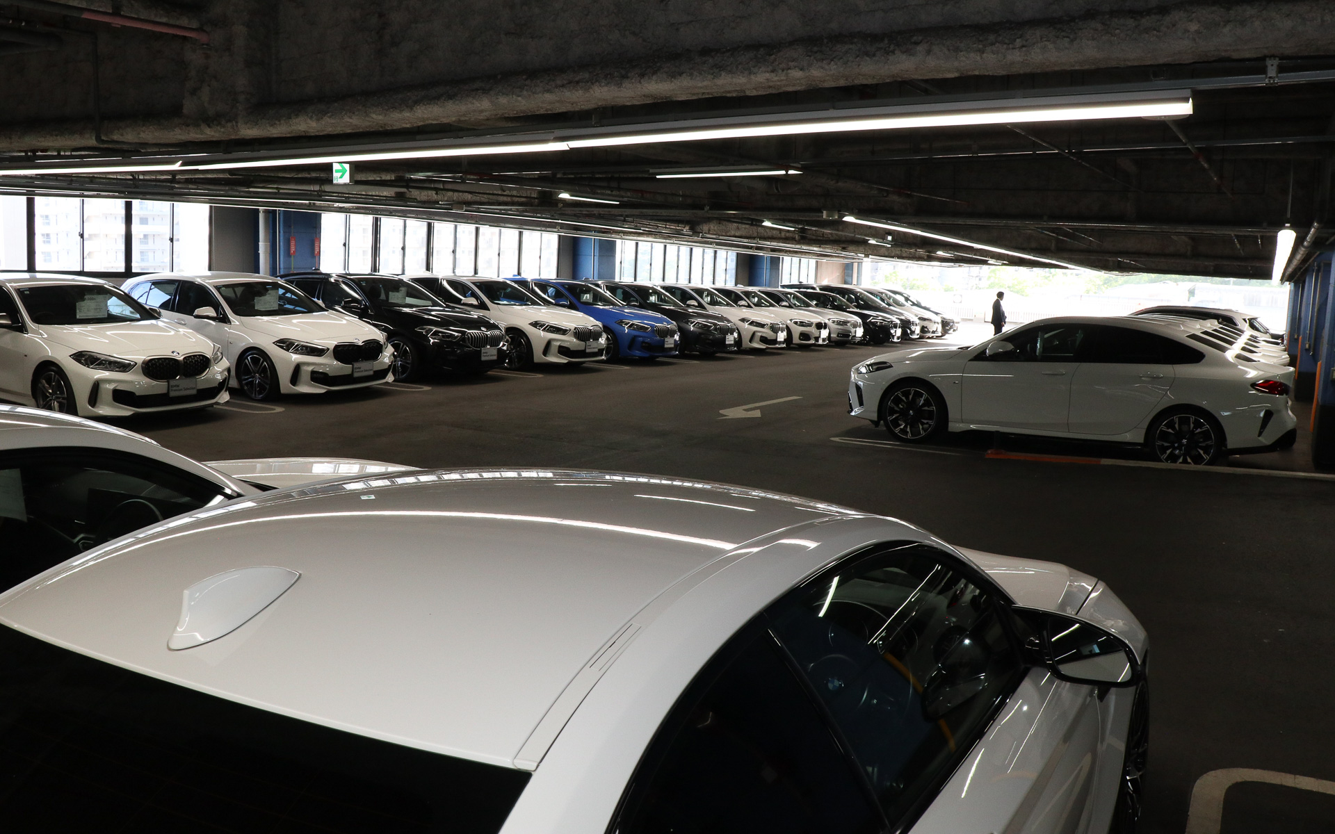 屋内駐車場の3階～5階は最大150台の展示が可能なBMW認定中古車の全天候型屋内展示場となっている。BMWの全ラインアップの新車も常時展示され、見学できるのも大きな特徴