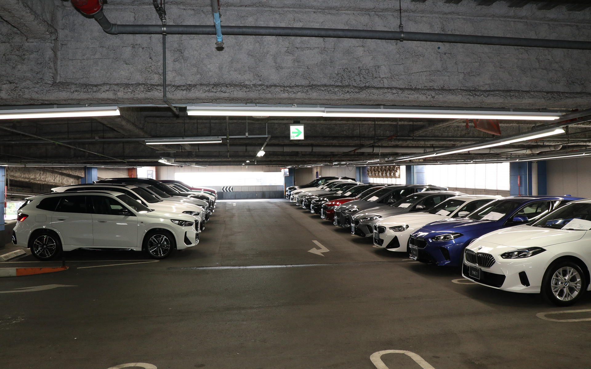 屋内駐車場の3階～5階は最大150台の展示が可能なBMW認定中古車の全天候型屋内展示場となっている。BMWの全ラインアップの新車も常時展示され、見学できるのも大きな特徴