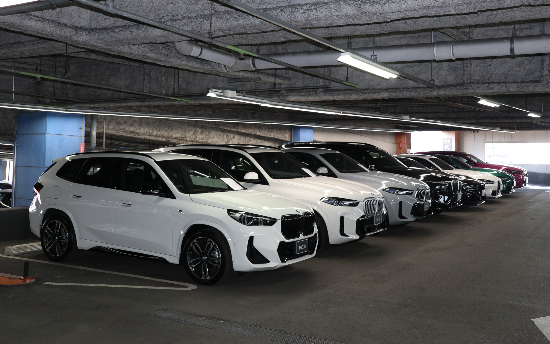 屋内駐車場の3階～5階は最大150台の展示が可能なBMW認定中古車の全天候型屋内展示場となっている。BMWの全ラインアップの新車も常時展示され、見学できるのも大きな特徴