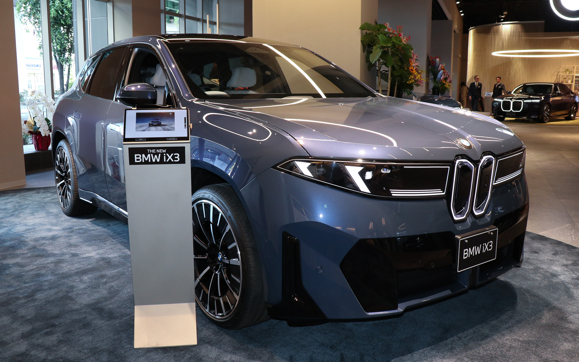 ショールーム入口のすぐ脇に展示されている新型iX3