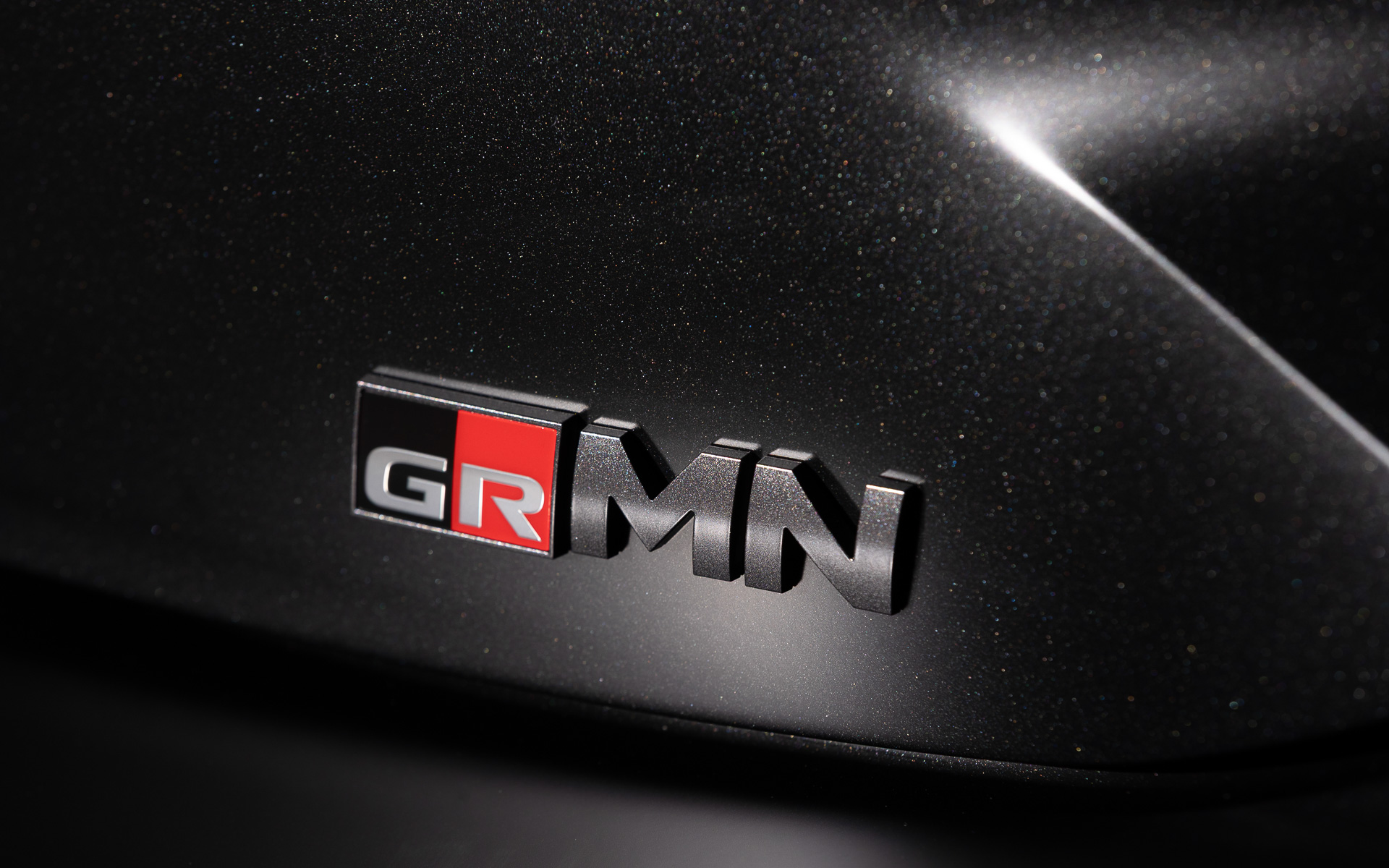 GRMNカローラでは専用のエアロパーツを開発。ボディサイズは「GR カローラ RZ」（日本仕様・25式後期）より5mm低い4410×1850×1475mm（全長×全幅×全高）。車両重量は1450kgとなり、GR カローラ RZ（iMT）よりも30kg軽量化された