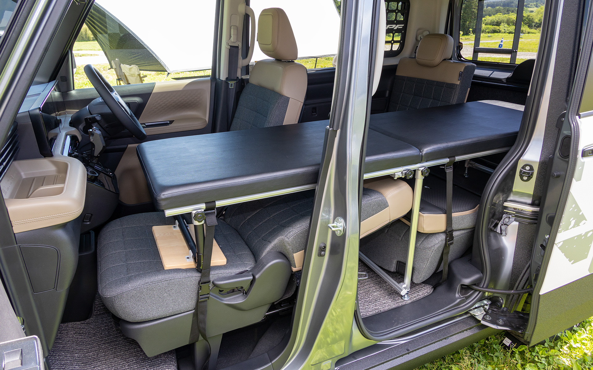 車中泊仕様になっていた。ベッドキットはラクダニー製のシングルベッドキット（レザー仕様）で参考出品