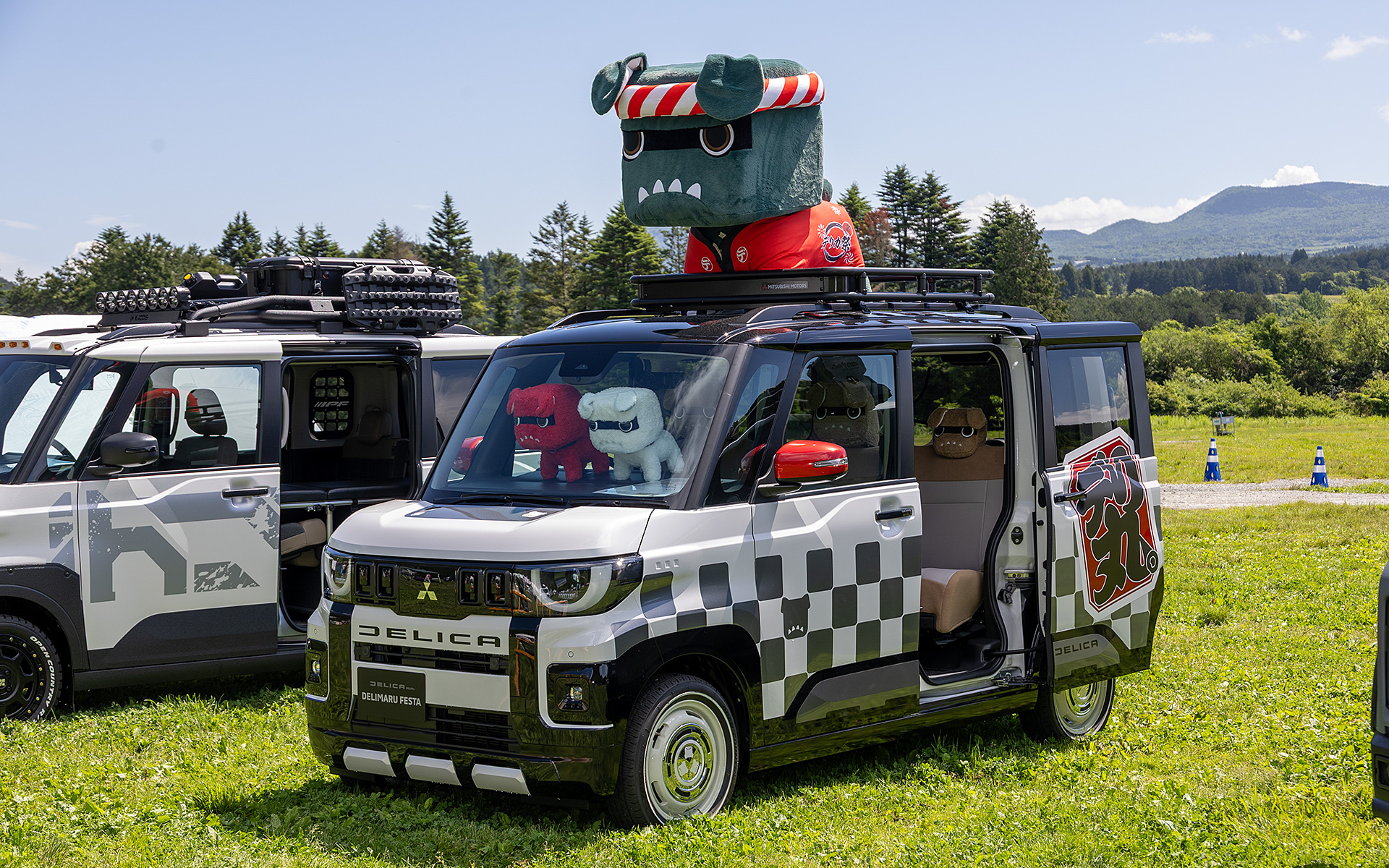 大きなデリ丸。をルーフキャリアに載せたデリカミニ。ルーフレールはメーカーオプション品。ホイールはDEANクロスカントリー。タイヤはTOYO TIREのオープンカントリーH/T