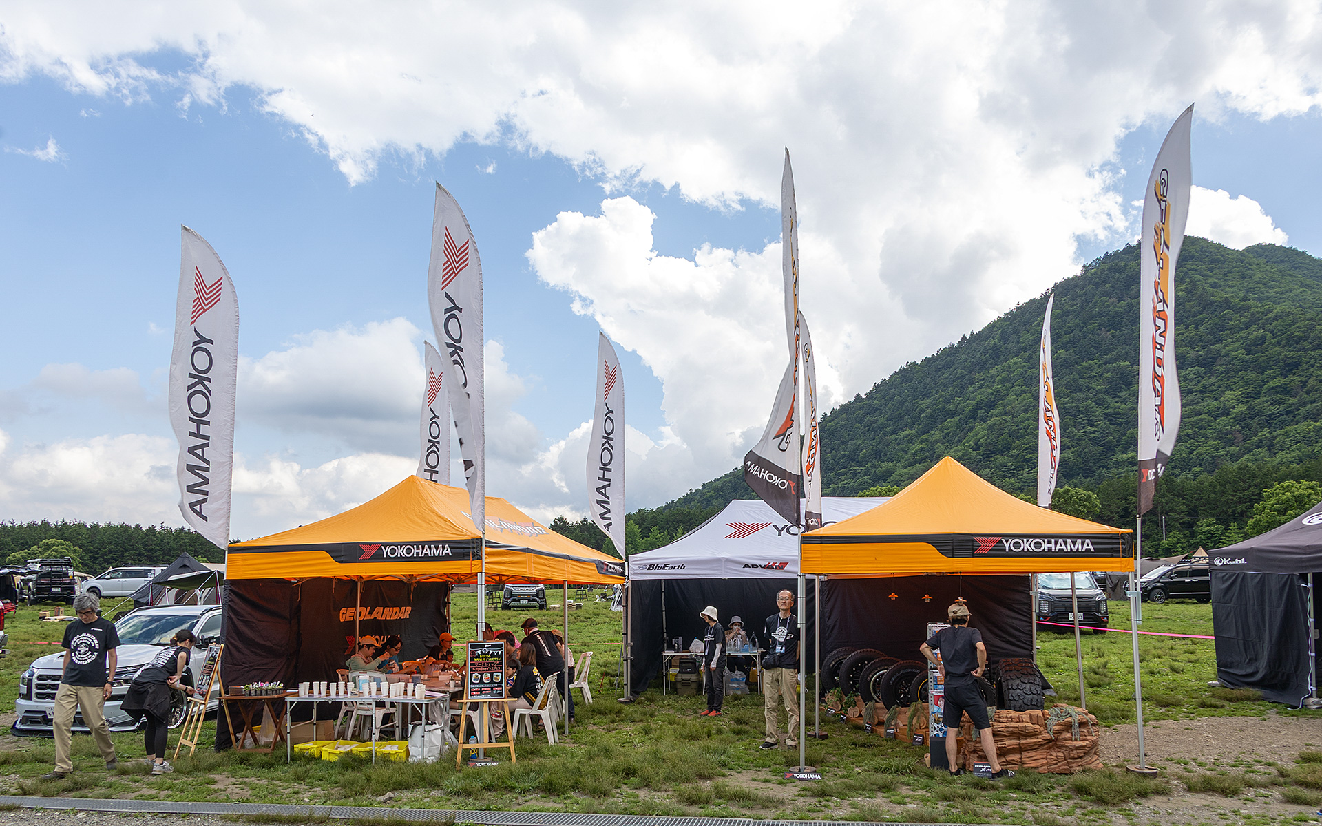 横浜タイヤのブースではタイヤ展示のほか多肉植物グラス作りのワークショップを開催していた