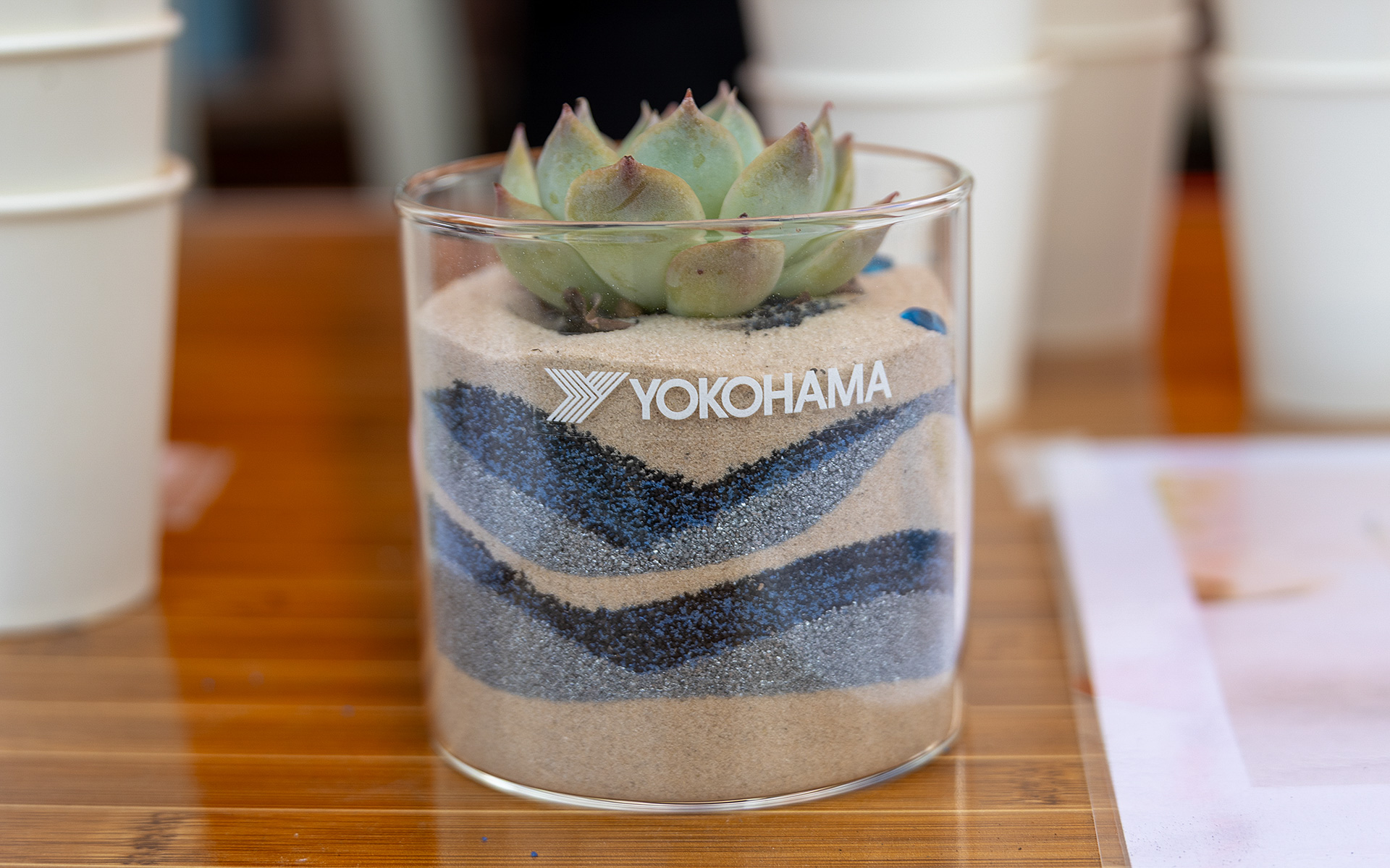 横浜タイヤのブースではタイヤ展示のほか多肉植物グラス作りのワークショップを開催していた
