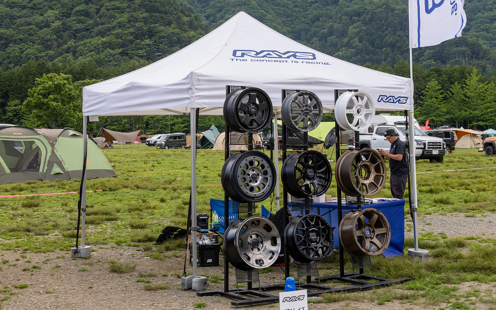 ホイールメーカーのレイズも出展。デリカミニ、デリカD:5、アウトランダーPHEV、トライトンなどにマッチするホイールを展示。グッズの販売も行なっていたが、初日に早々に売り切れるものが出るくらいの人気となっていた
