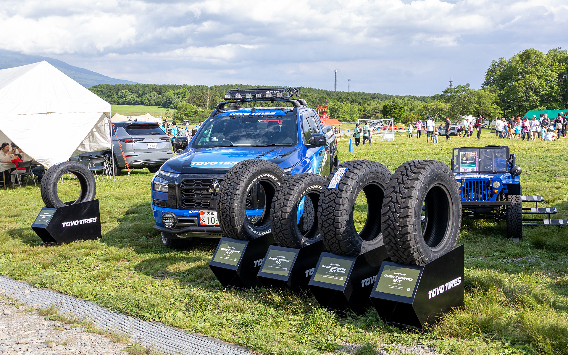 TOYO TIRESブースはデモカーとタイヤを展示