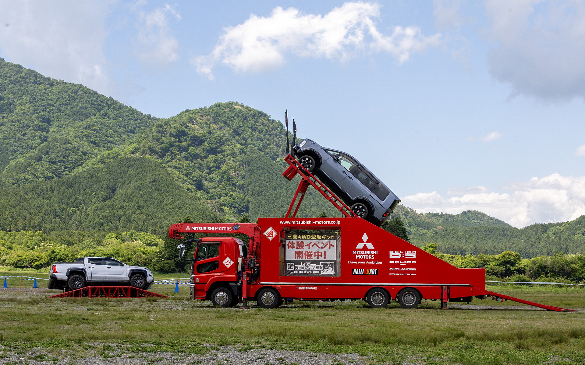 試乗体験イベント。おなじみの4WD登板キット同乗体験会。最大45度の傾斜となる