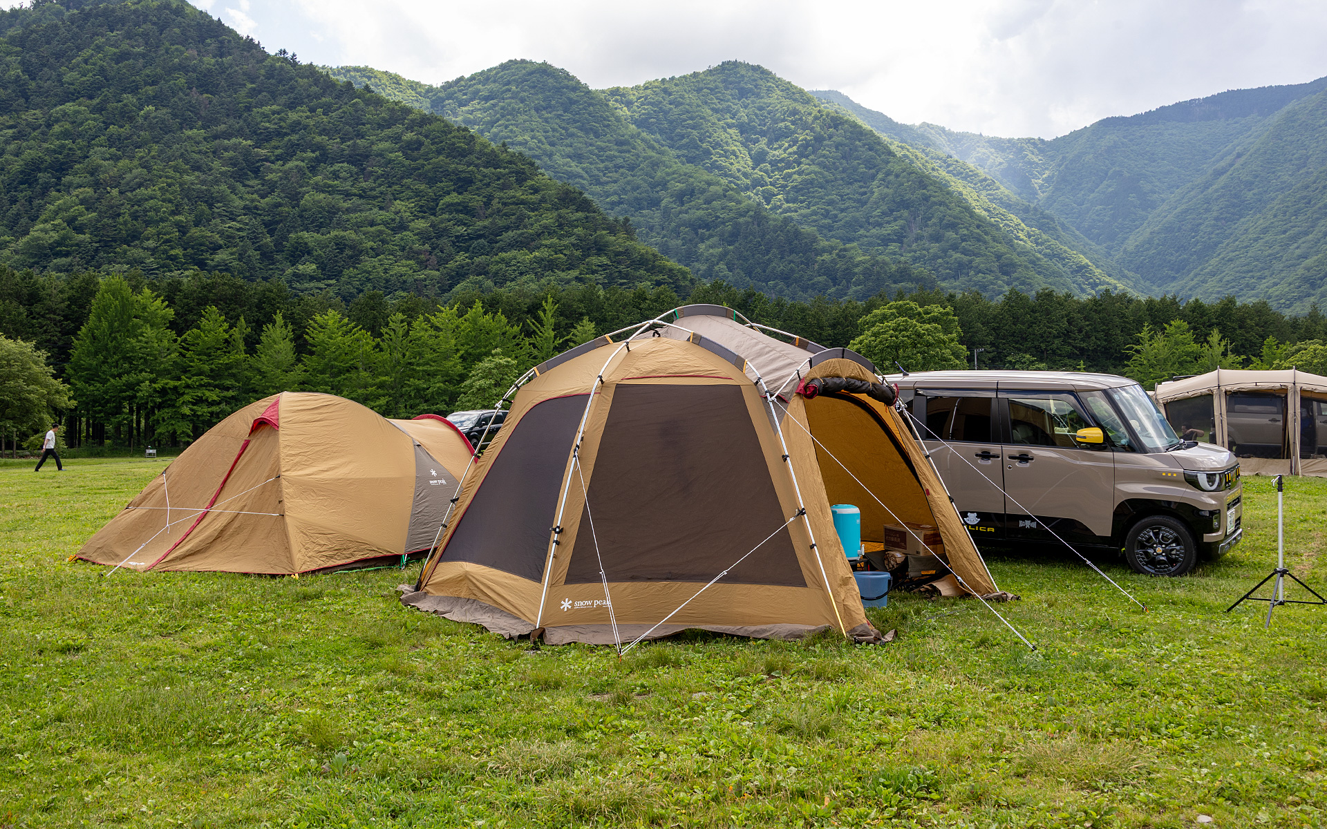 デリカミニで参加のご夫婦は、リビング用のテントと就寝用のテントを別々で張っていた。このスタイルは他の参加者にも見られたが、キャンプ地での便利さや快適性を考えるとこのスタイルが理想。荷物がたくさん運べるオートキャンプならではのものだろう