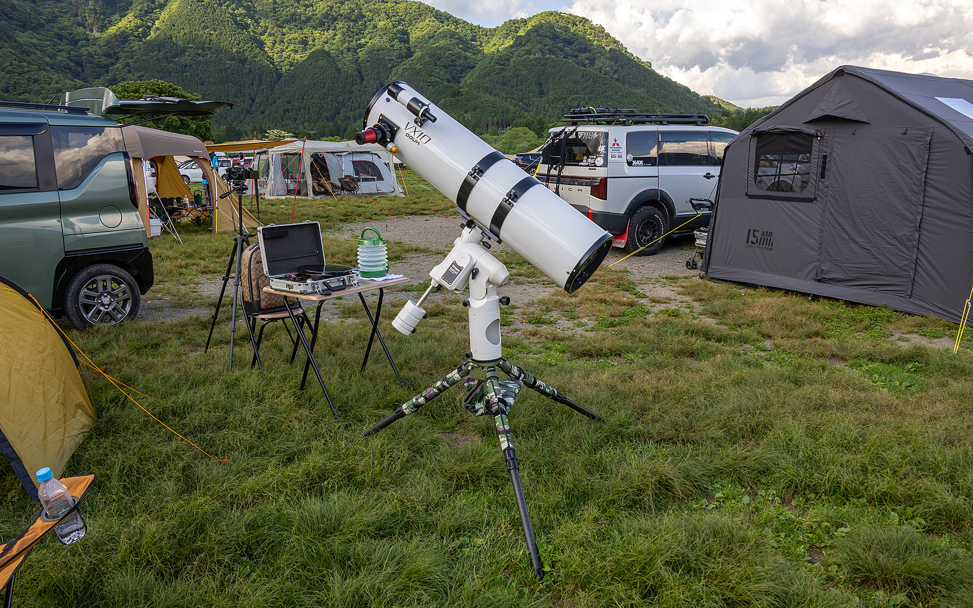 ニュートン反射望遠鏡のVX10。望遠鏡の設置場所は非常にシビアで、ささいな揺れも観測に影響するので、しっかりした地面の上で行なうという