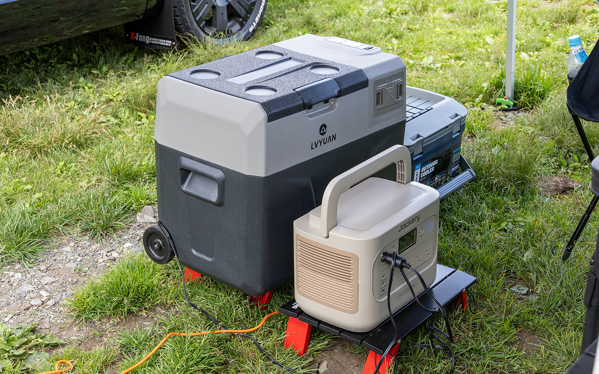 PHEVでのキャンプに慣れてしまったため、電気ものを使いたい。そこでポータブル電源を利用。冷蔵庫くらいの電力であれば、使った分はソーラーパネルで補えるとのこと。イベントテントをクルマの横に展開するスタイルも使い勝手がよさそう