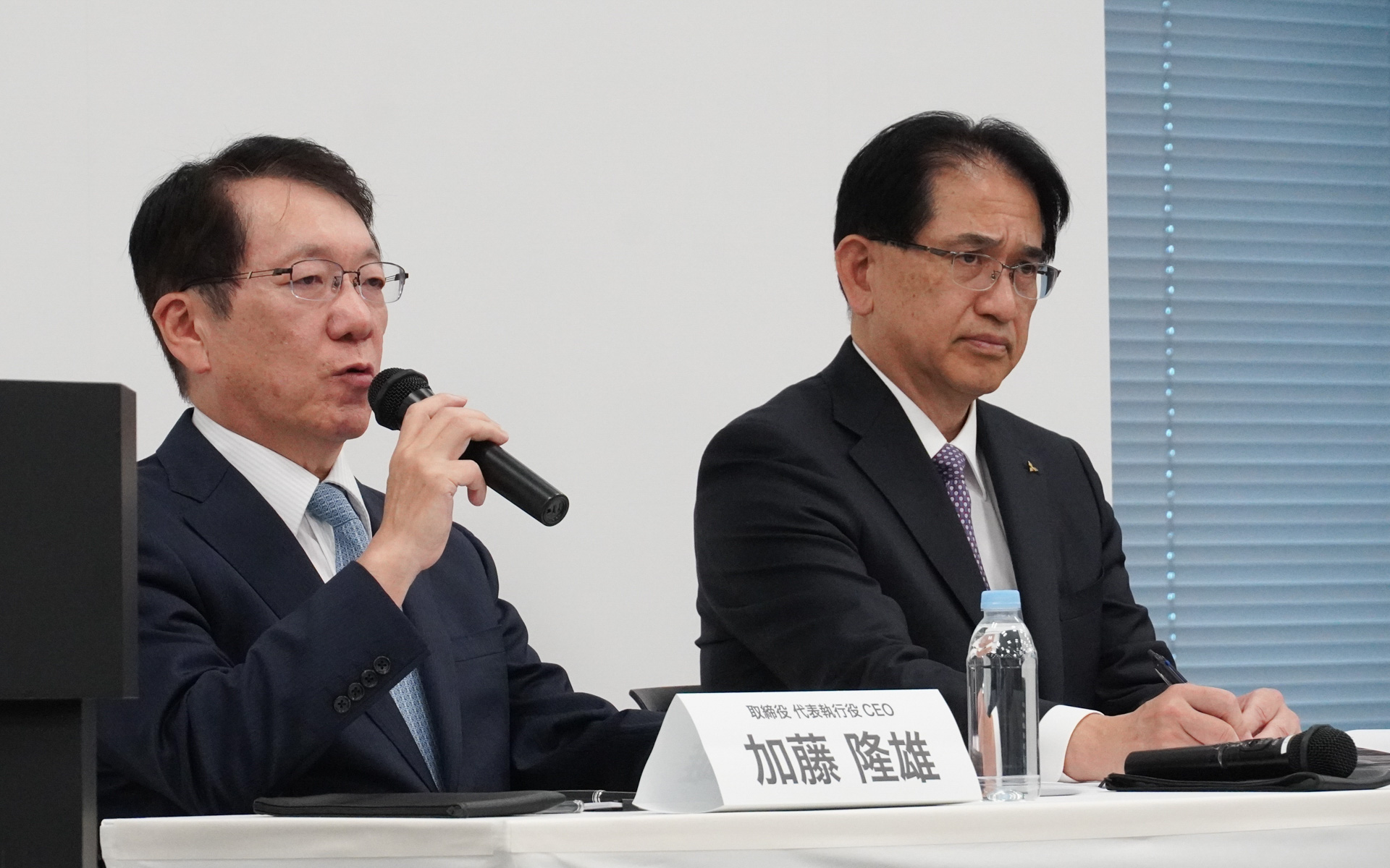新中長期ビジョンの説明会で質問に答える代表執行役CEOの加藤隆雄氏（左）と代表執行役社長兼COO岸浦恵介氏（右）