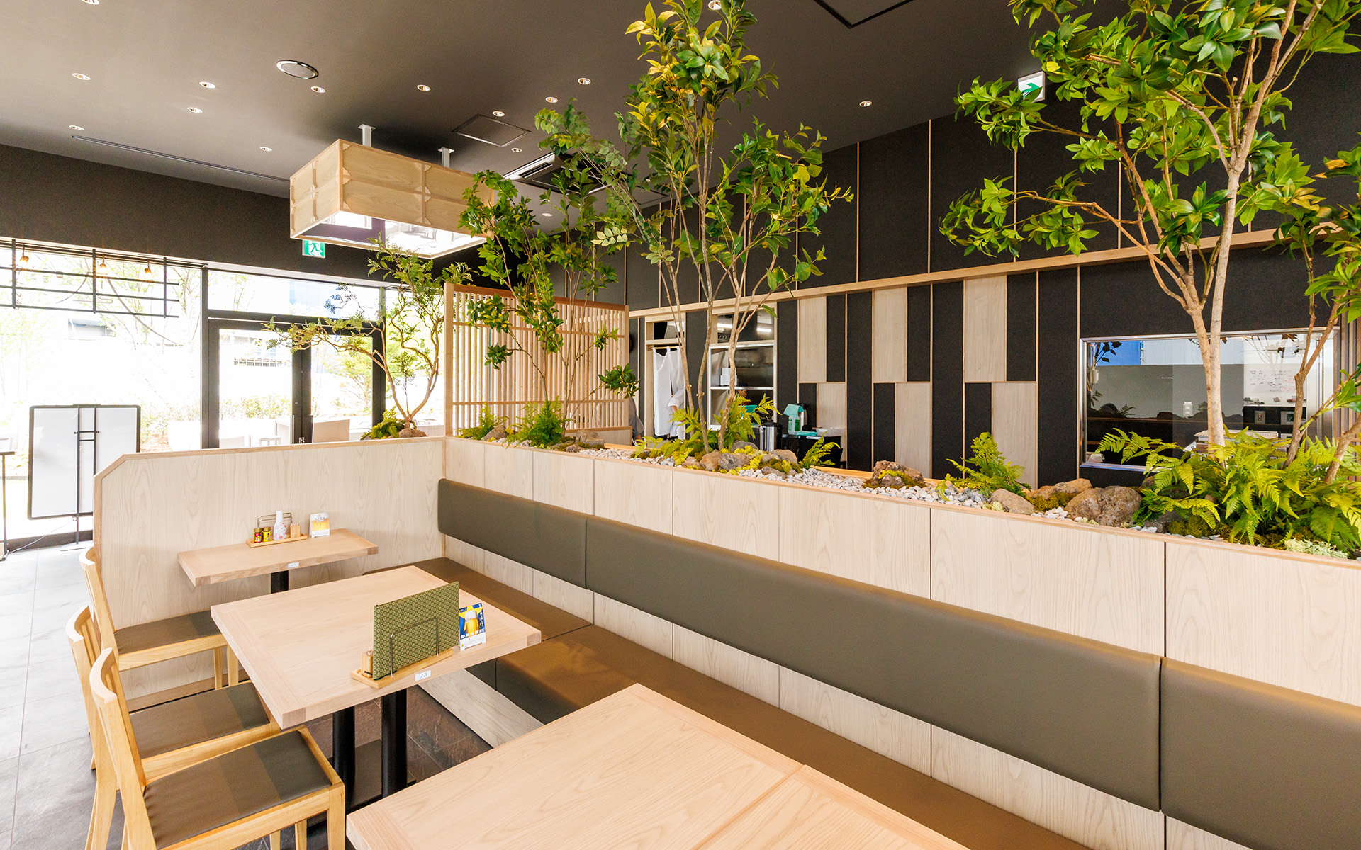 店内は木々が植えられ心休まる空間を演出
