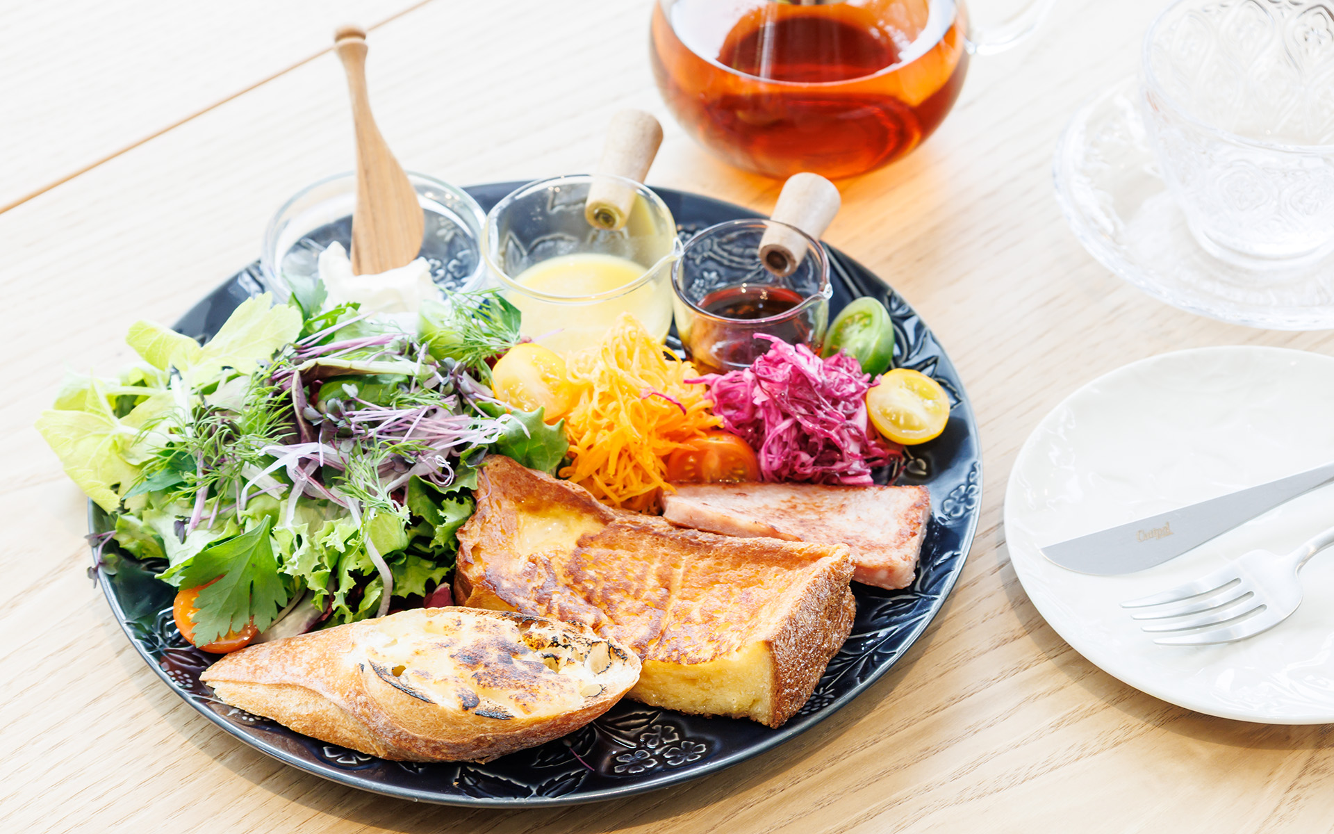 ブリオッシュの食パンを使ったフレンチトーストをはじめ「二の岡ハム」のボロニアソーセージ、地元産の野菜などを使った「セレステプレート」
