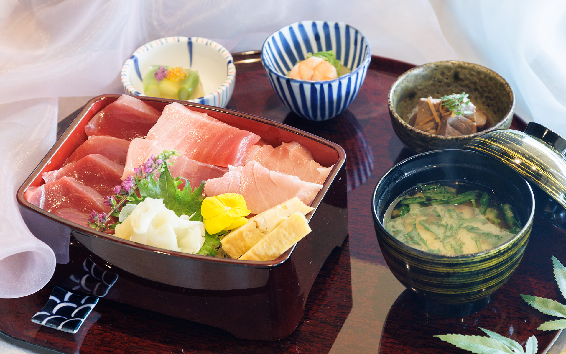 まぐろの食べ比べ丼