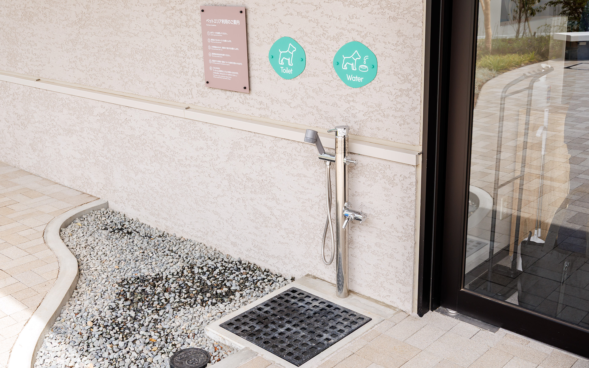 店舗前に水場を用意