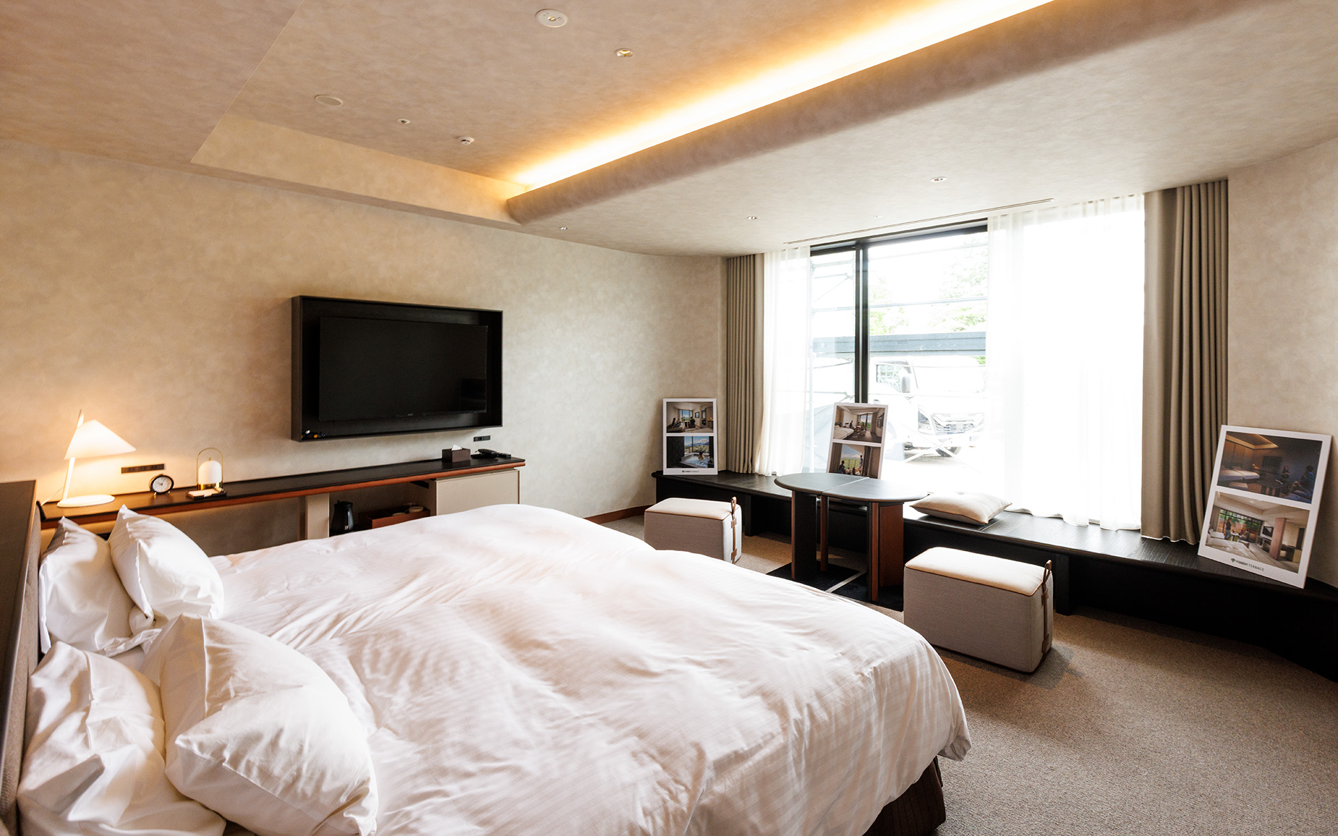 部屋はアースカラーを使った自然になじむ仕立て