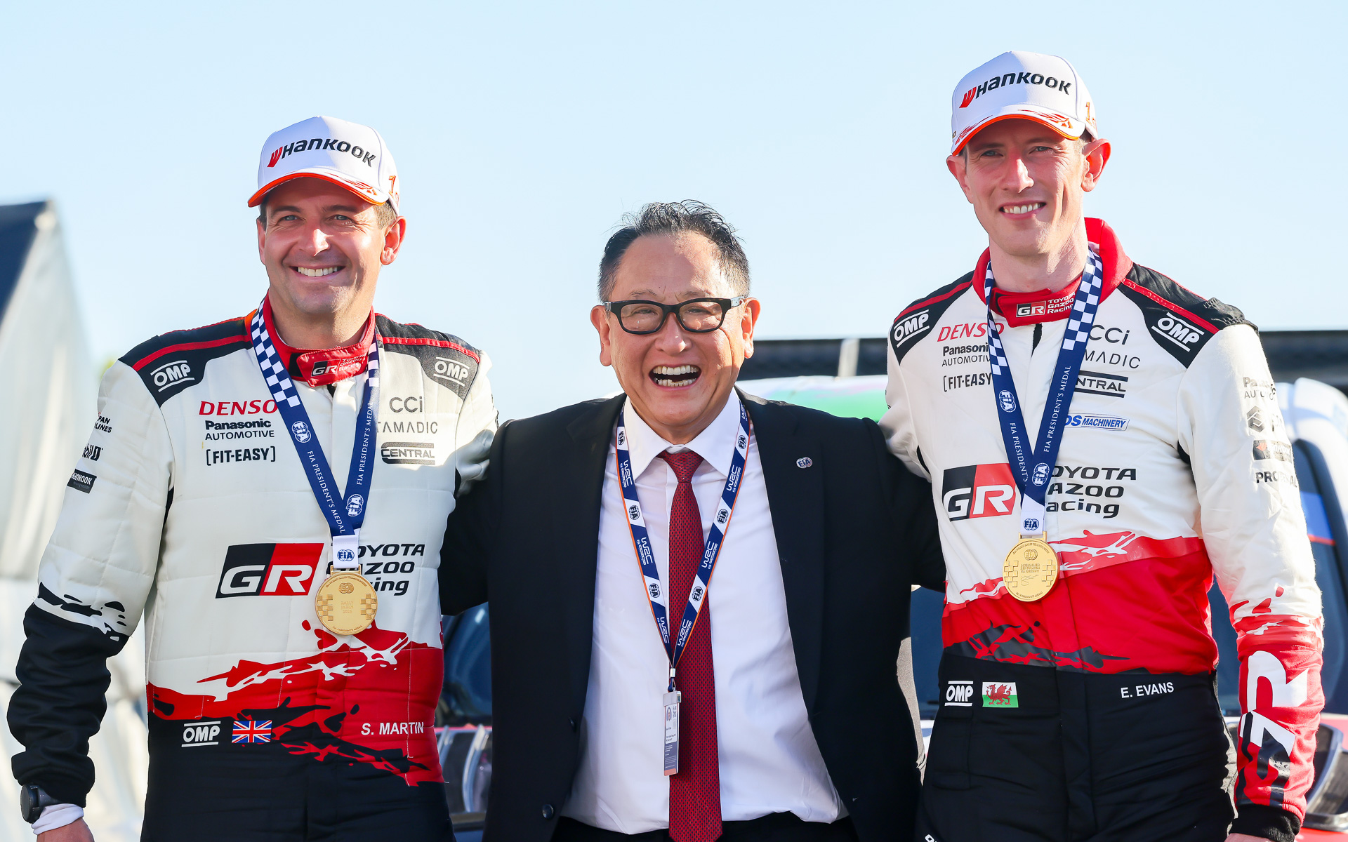 エルフィン・エバンス選手（右）、スコット・マーティン選手（左）に囲まれる豊田章男TGR-WRT会長（中央）