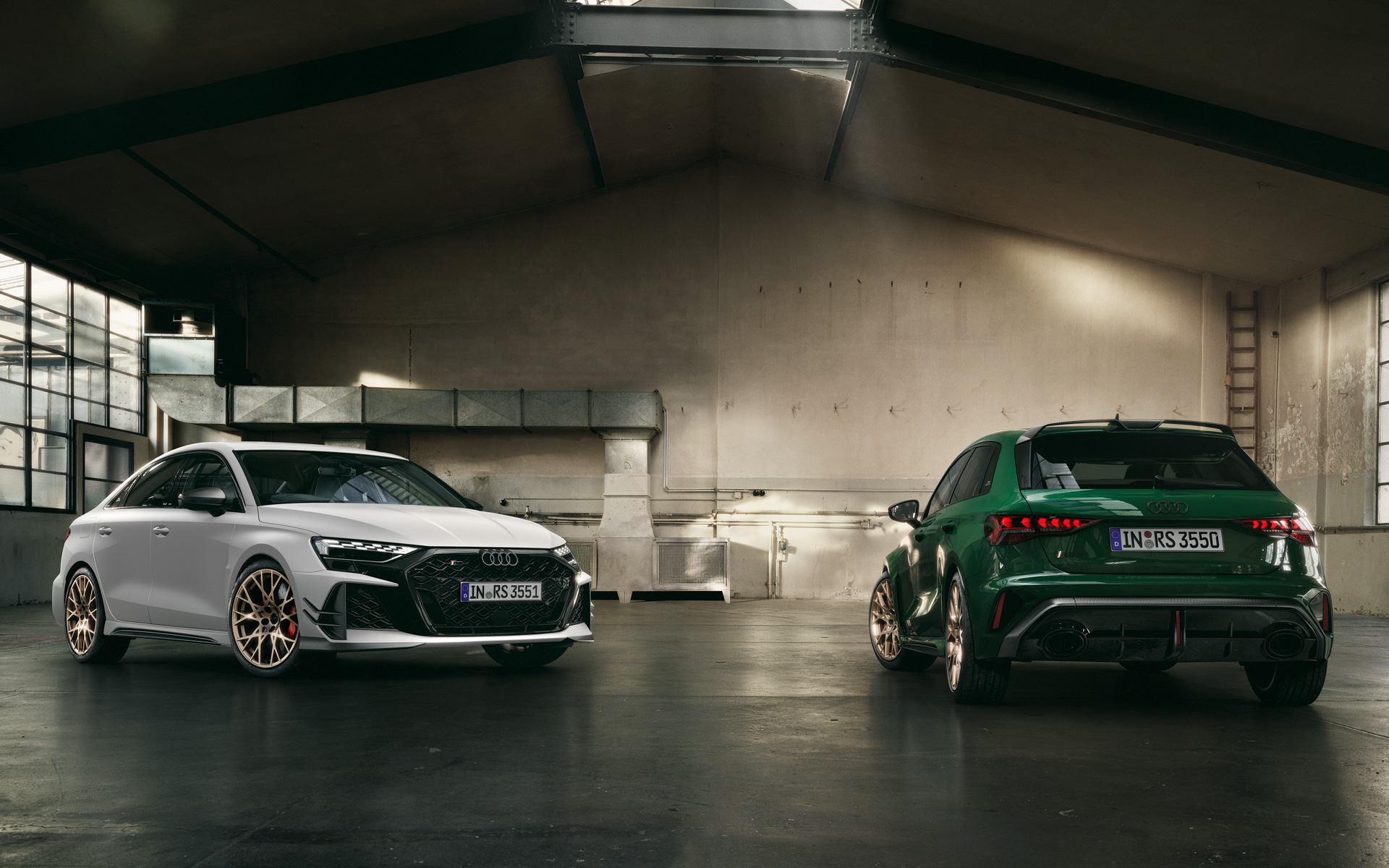 ボディカラーは、Audi RS 3初の「グレイシアホワイトマット」（左）と、Audi Sport quattroへの「オマージュマラカイトグリーン」（右）の2色