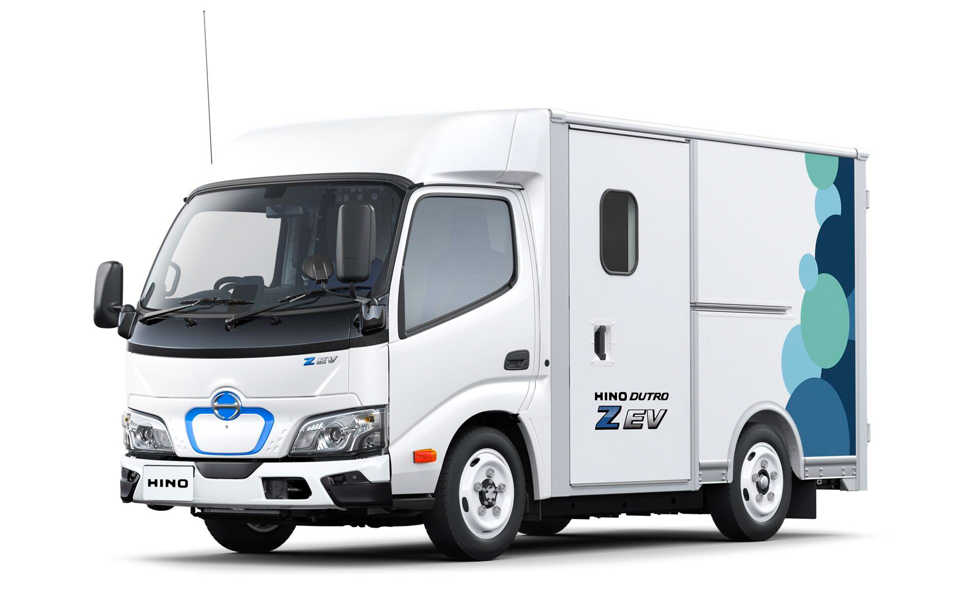 写真は小型BEVトラック「日野デュトロ Z EV」