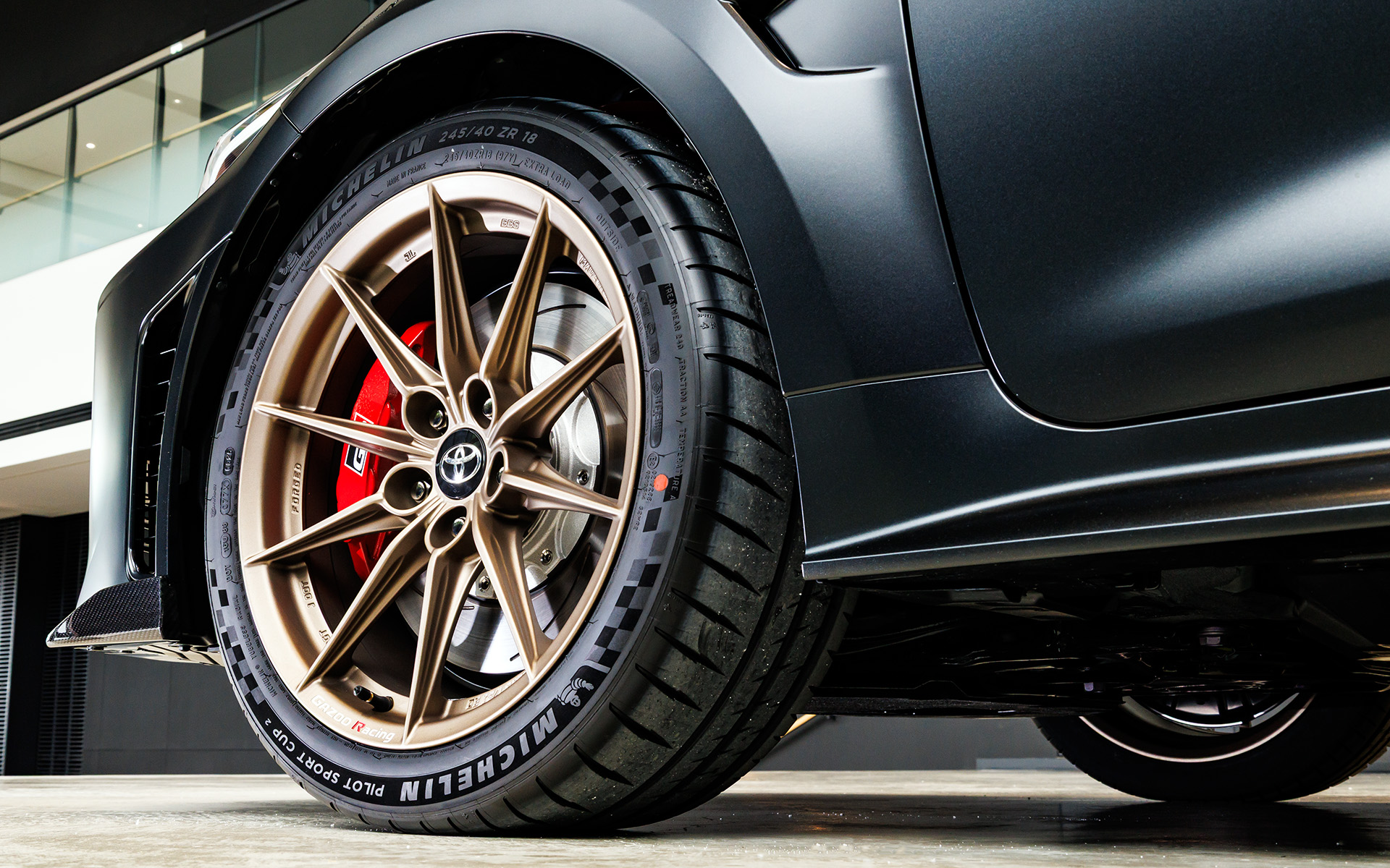 タイヤは前後とも245/40ZR18のミシュラン「Pilot Sport Cup 2」。アルミホイールは鍛造のマットブロンズカラー