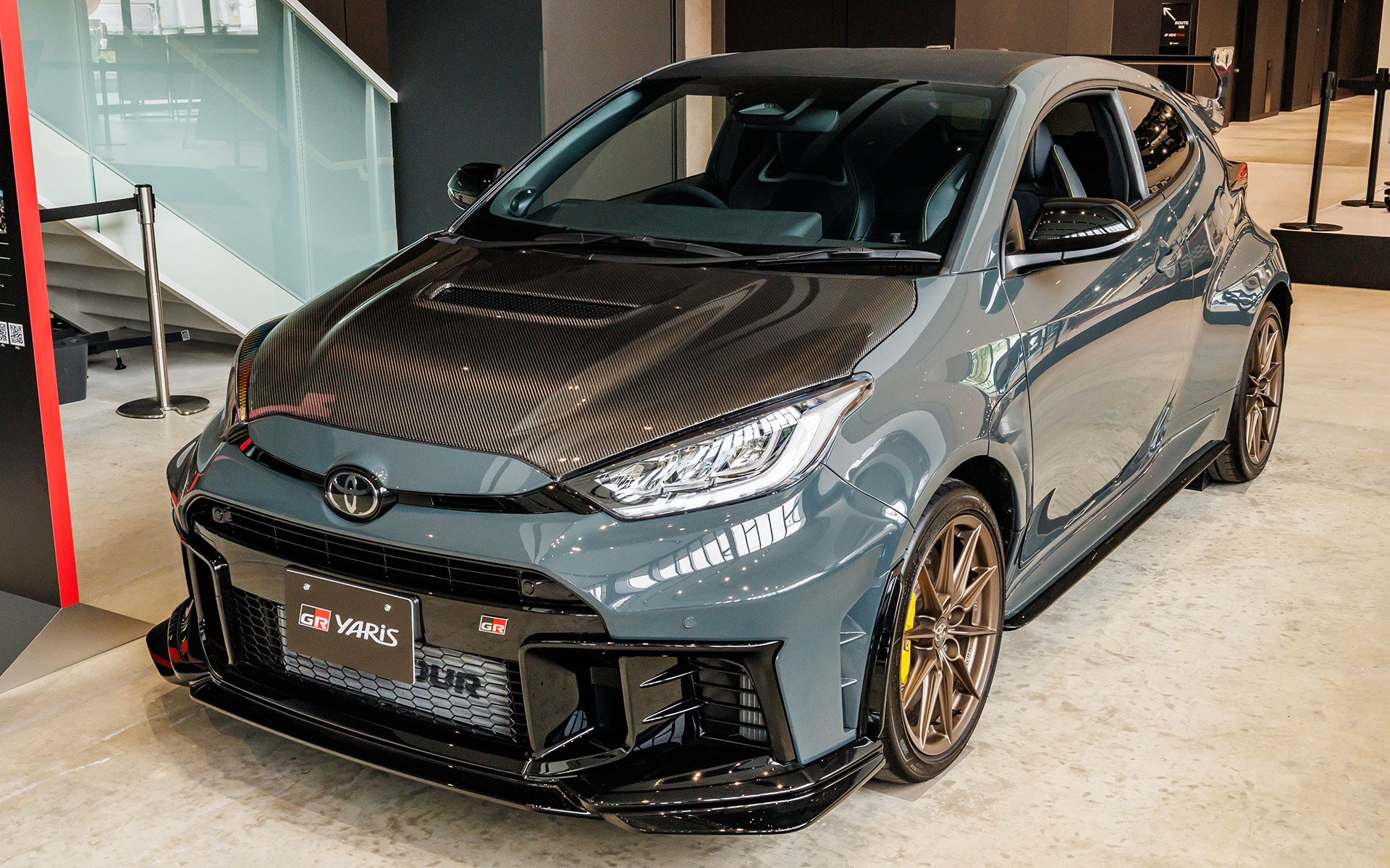 後方には「GRヤリスMORIZO RR」（上）と「GRヤリスSebastien Ogier 9x World Champion Edition」（下）も展示されている。どちらも抽選申し込み受け付けは2026年6月9日までとなっている