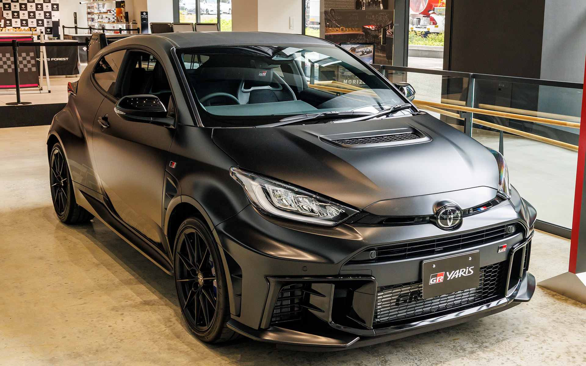 後方には「GRヤリスMORIZO RR」（上）と「GRヤリスSebastien Ogier 9x World Champion Edition」（下）も展示されている。どちらも抽選申し込み受け付けは2026年6月9日までとなっている