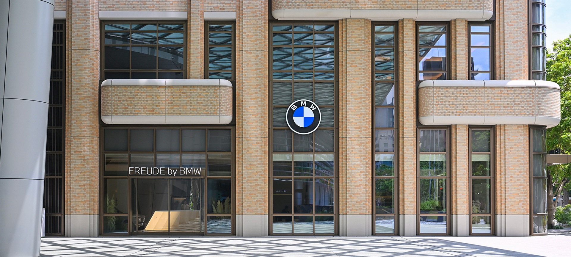 東京・麻布台ヒルズのBMWブランド・ストア「FREUDE by BMW」外観