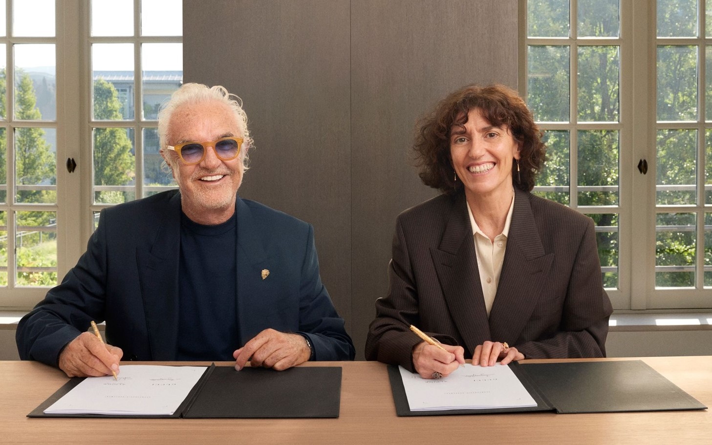 アルピーヌF1チーム エグゼクティブアドバイザー フラビオ・ブリアトーレ氏（左）とグッチ社長 兼 CEO フランチェスカ・ベレッティーニ氏（右）