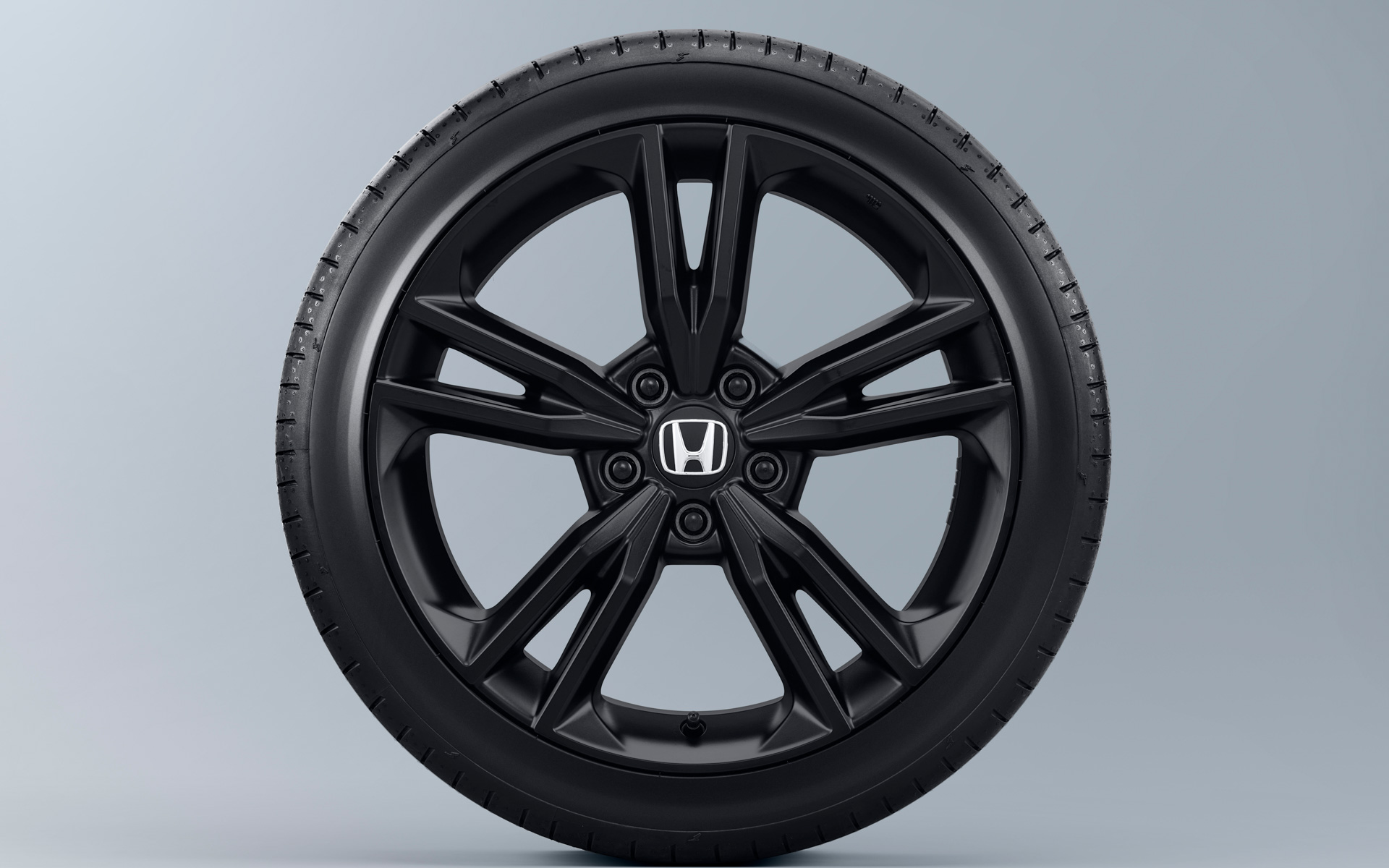18インチのマットベルリナブラックホイールを装着する