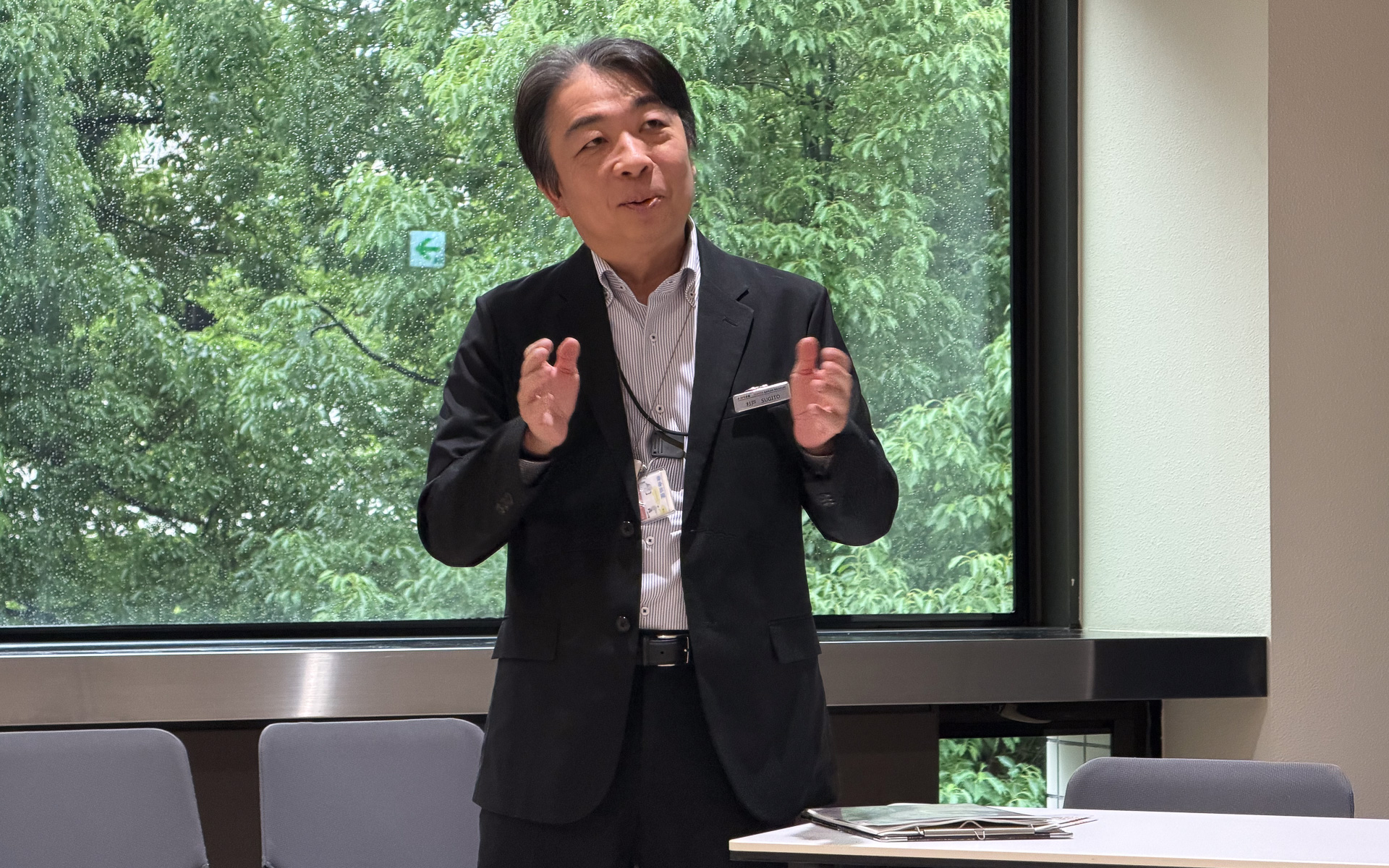 トヨタ会館や今回の新たな常設展「トヨタのクルマづくり」についての説明を行なったトヨタ自動車株式会社 社会貢献部 企業・車文化室 杉戸哲人氏