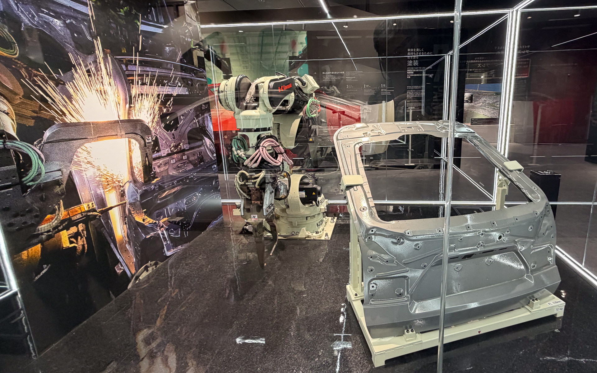 溶接工程の展示。ここも本物の溶接ロボットを動態展示。残念ながら実際のスポット溶接は行なわれないが、どのように動くのかは見てとれる